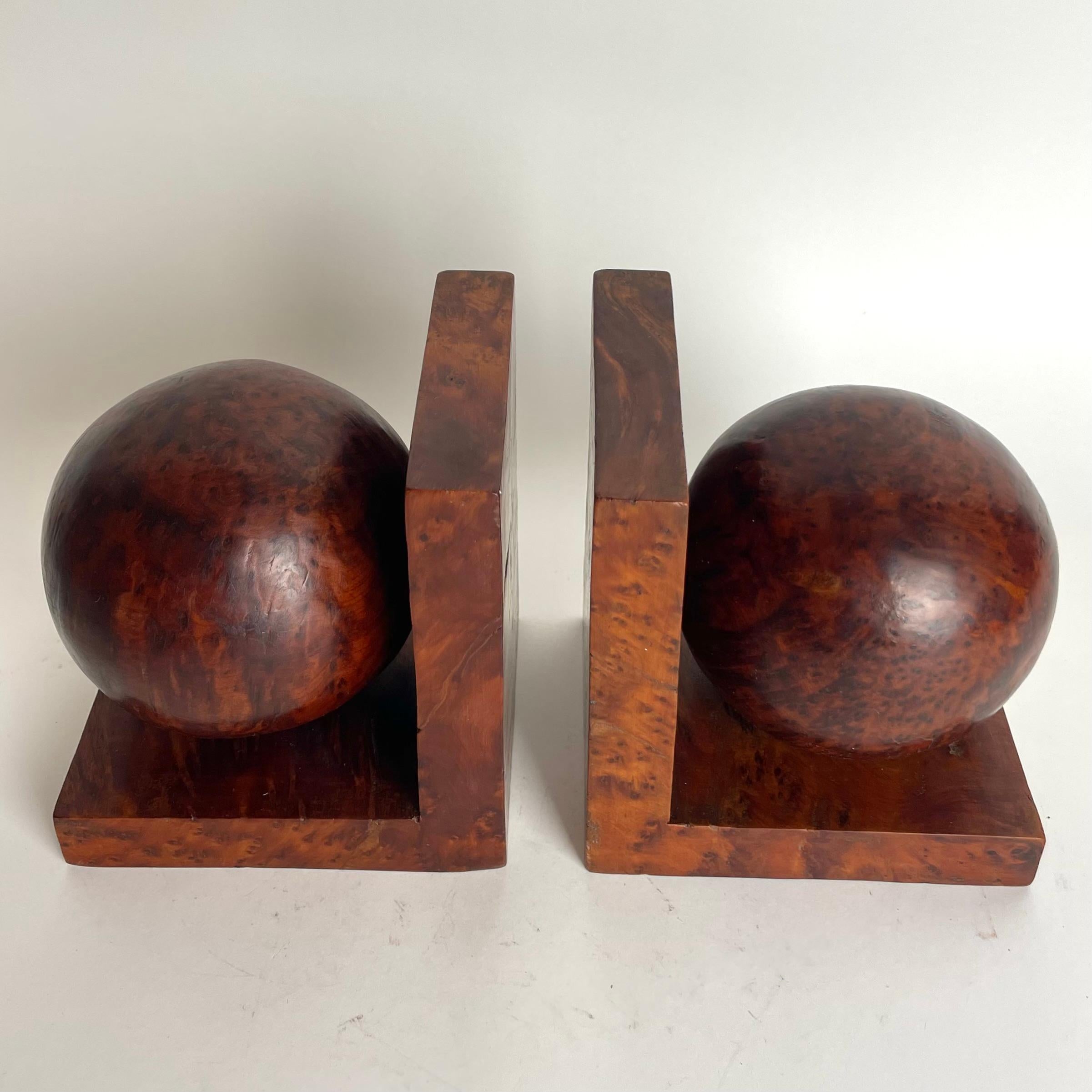 Un par de grandes y elegantes sujetalibros de raíz de tuya. Art decó, años 30 Francés en venta