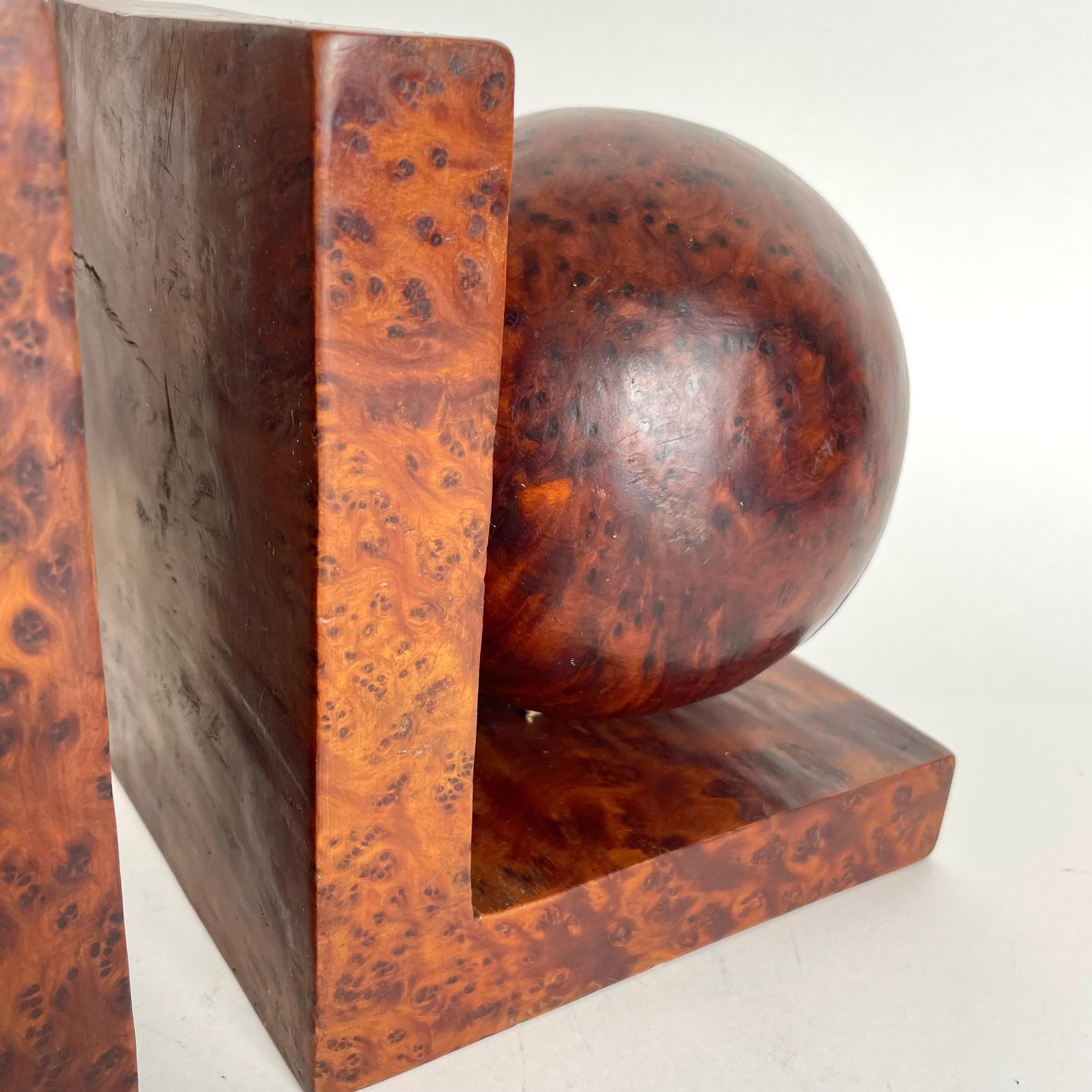 Un par de grandes y elegantes sujetalibros de raíz de tuya. Art decó, años 30 Madera en venta