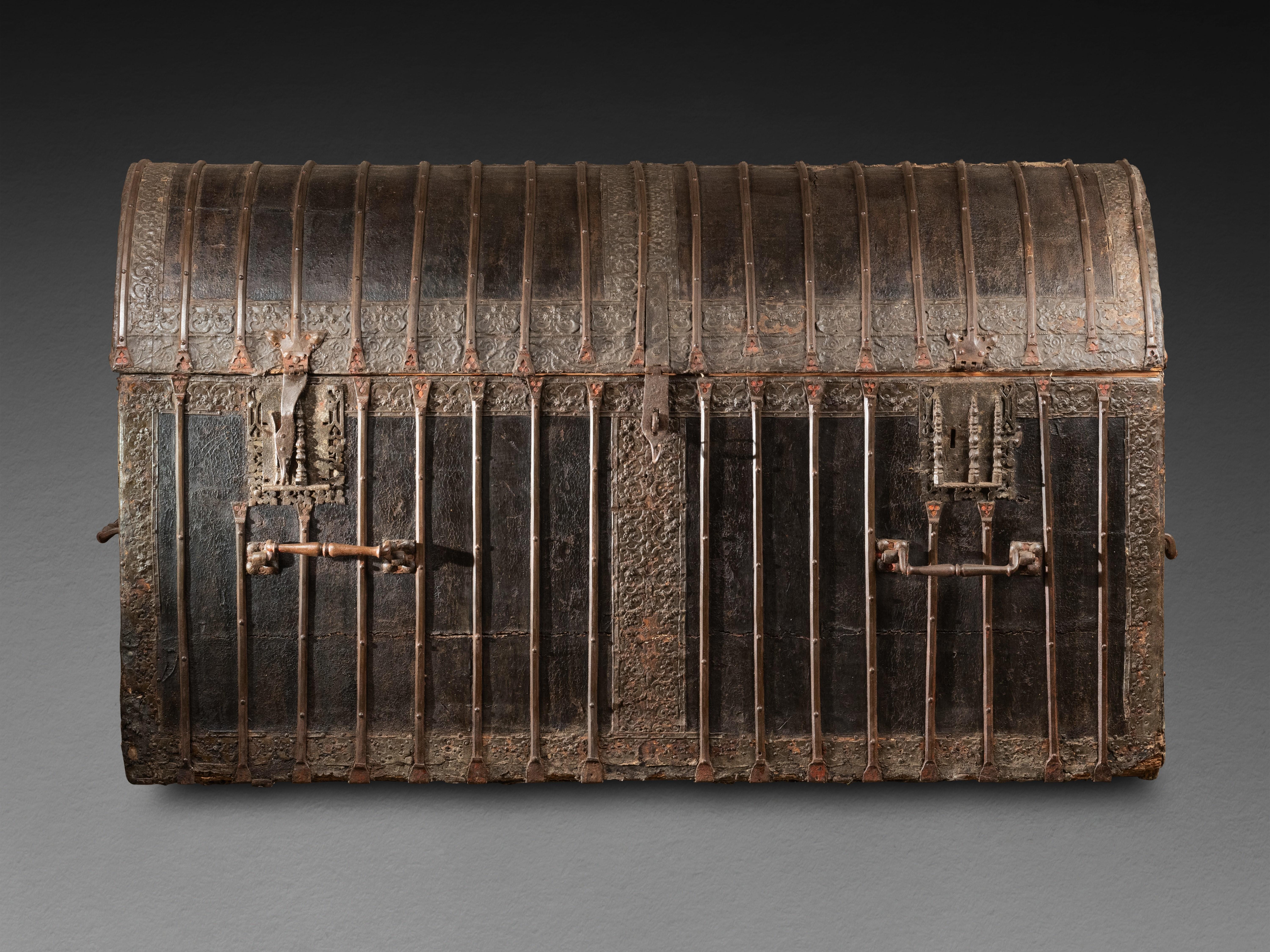 Large leather and iron bound travel chest, very rare in its dimensions
Late 15th century, Northern France
Dimensions: h.103 cm, w. 178 cm, d. 77cm ( (H. 40.55 in, w. 70.08 in. d. 30.31 in)

Our rectangular-shaped chest opens with a rounded lid. It