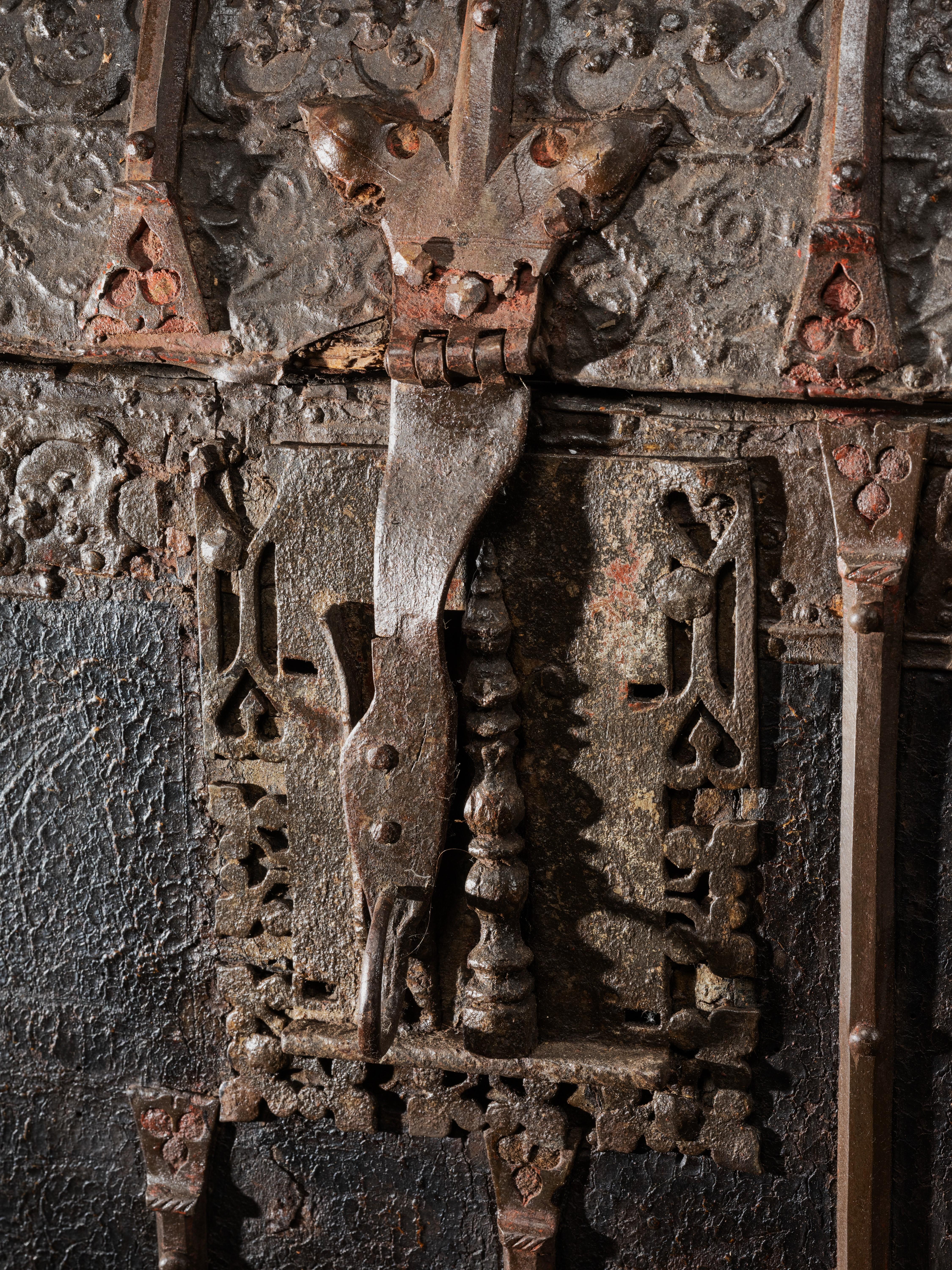 Un grand et exceptionnel 15e siècle  Coffre de voyage gothique en cuir et en fer Bon état - En vente à PARIS, FR