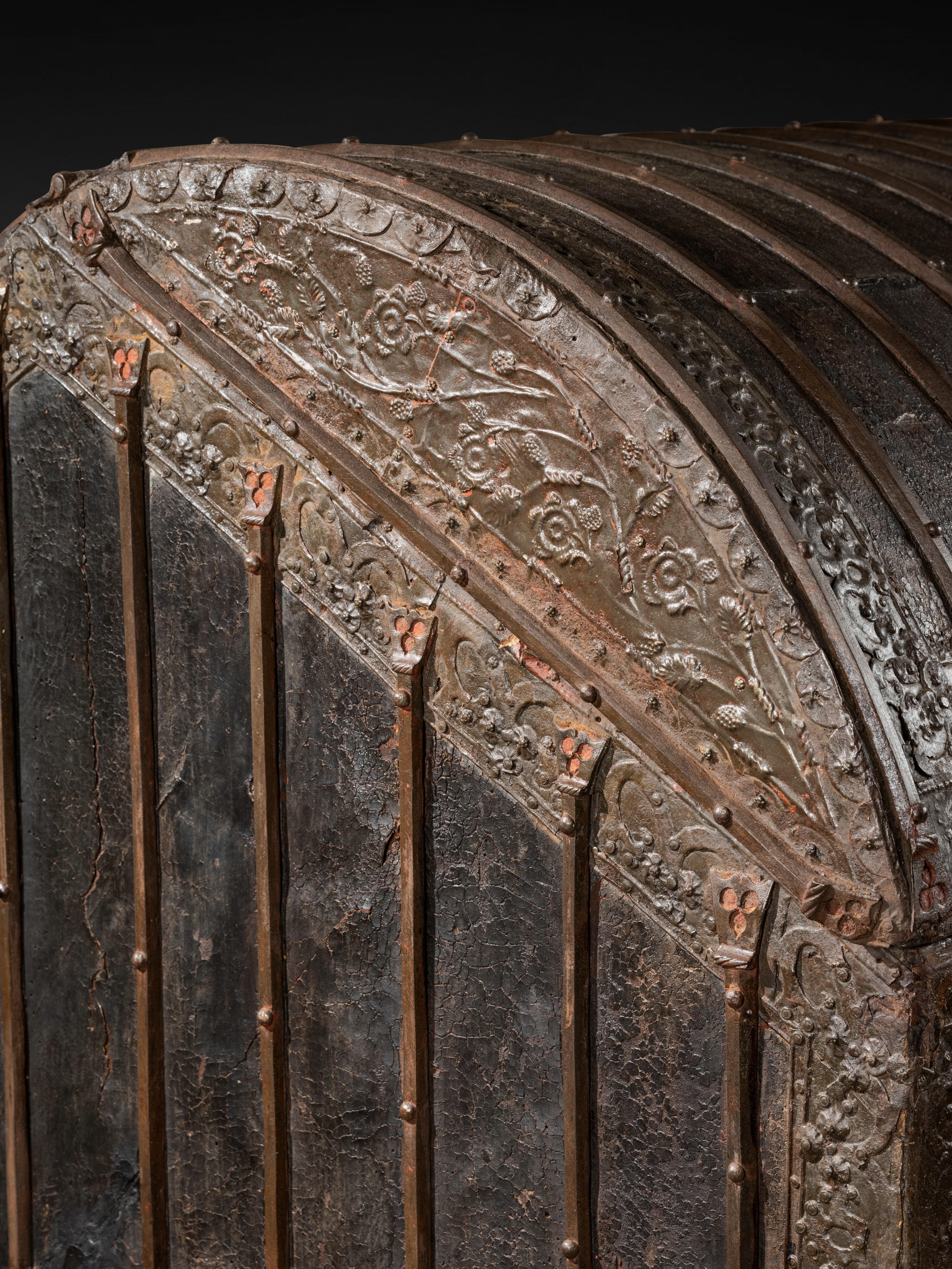 XVIIIe siècle et antérieur Un grand et exceptionnel 15e siècle  Coffre de voyage gothique en cuir et en fer en vente