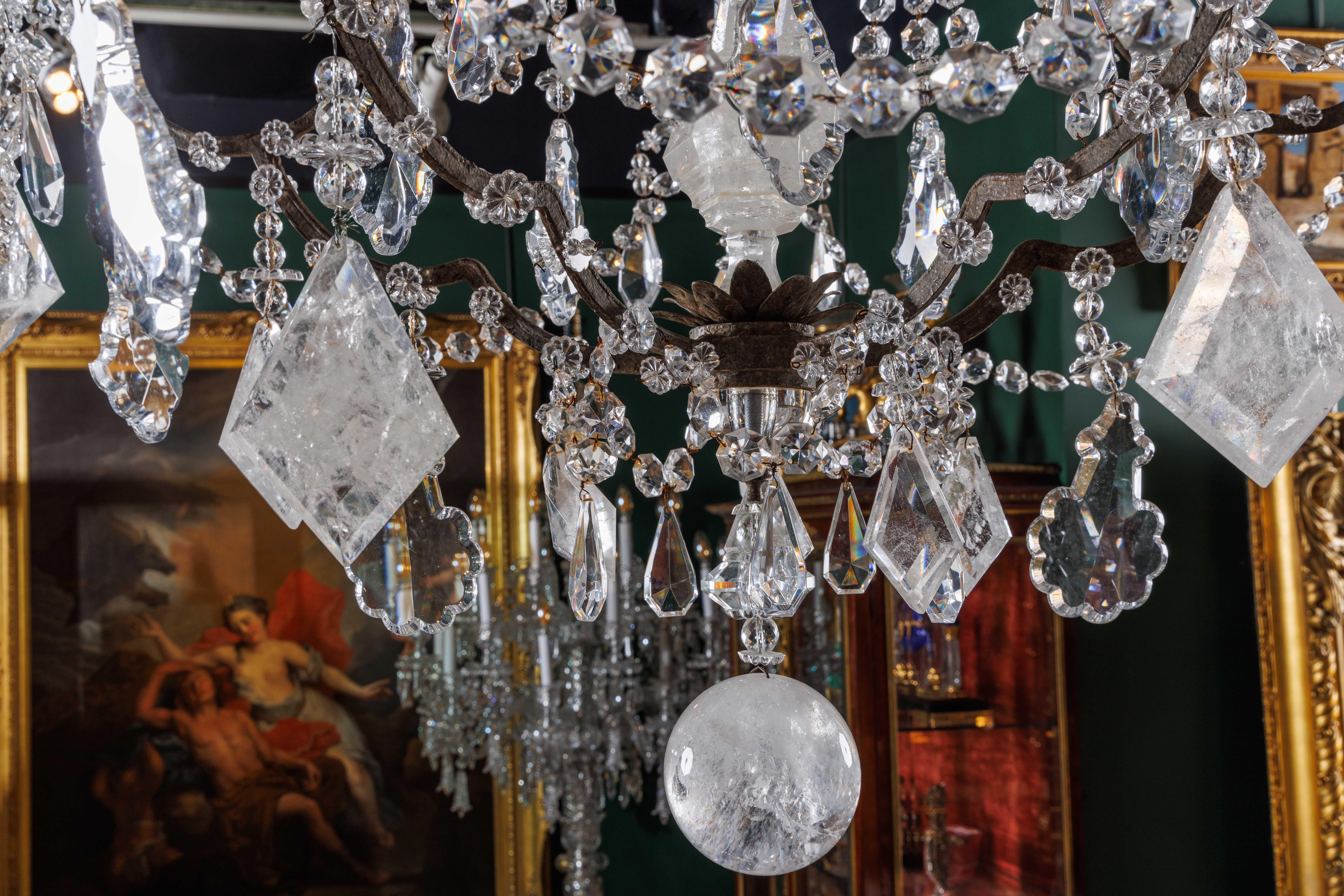 Art Déco Una grande ed eccezionale coppia di lampadari francesi in cristallo di rocca e vetro in vendita