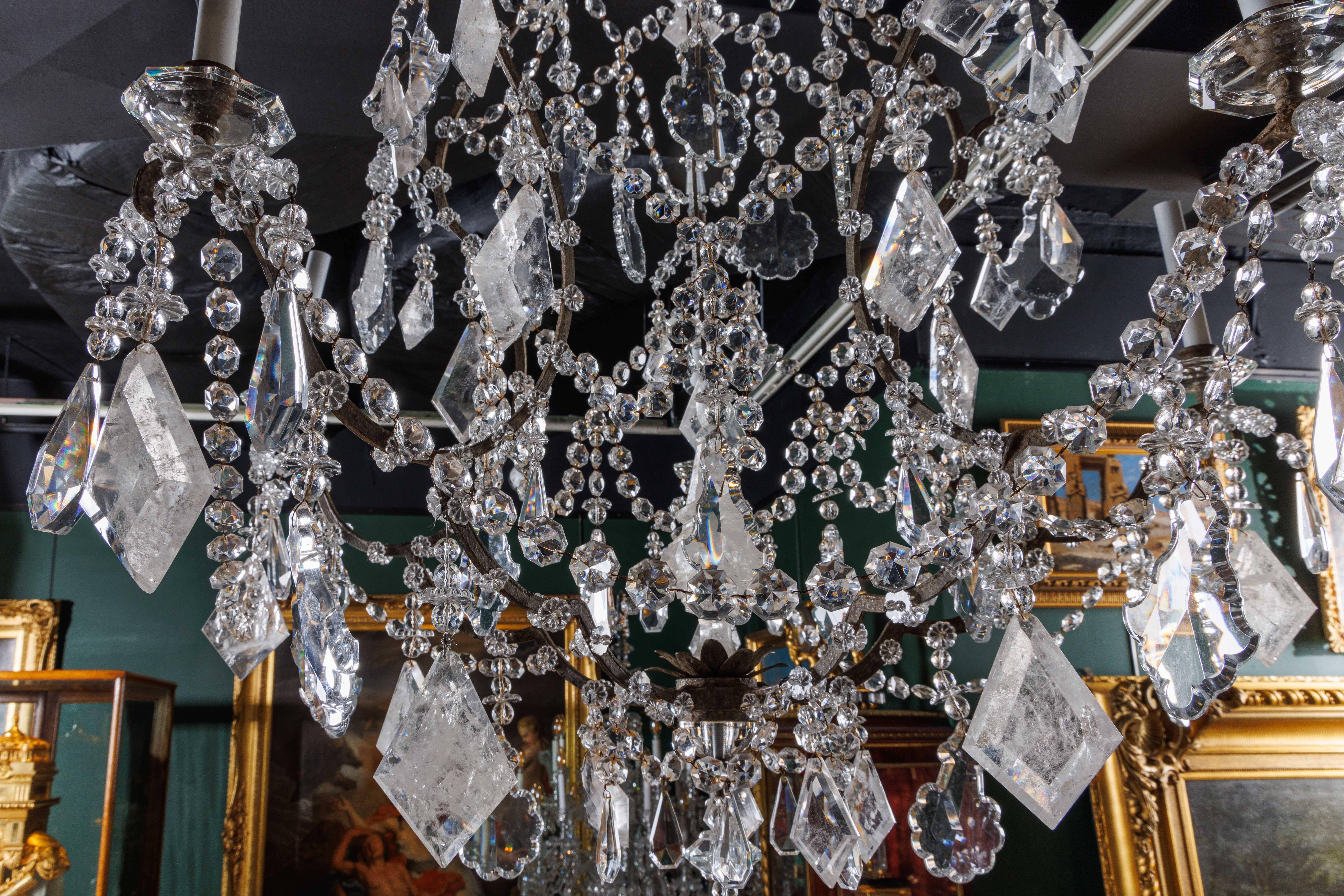 Francese Una grande ed eccezionale coppia di lampadari francesi in cristallo di rocca e vetro in vendita