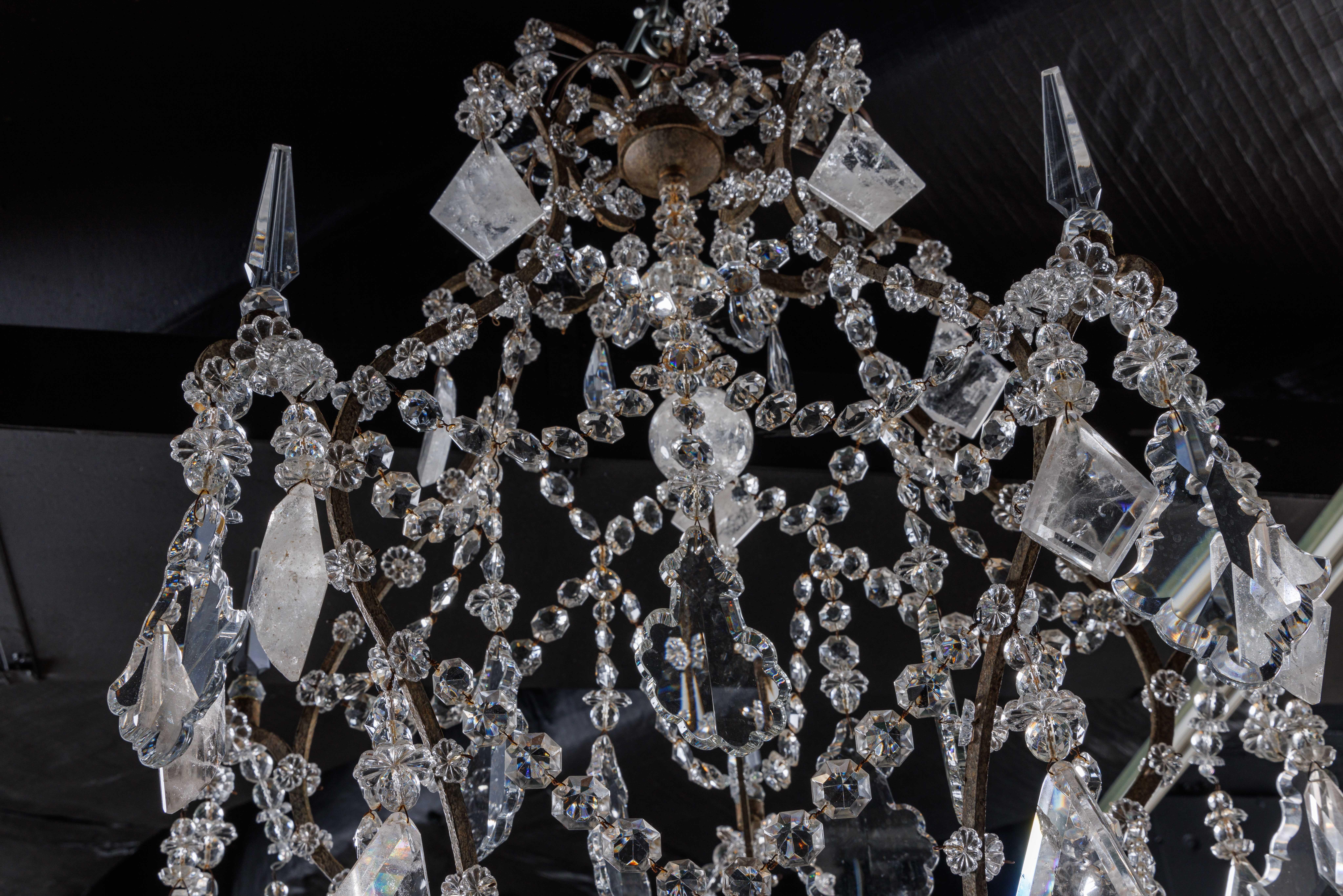 Ein großes und außergewöhnliches Paar französischer Bergkristall- und Glaskronleuchter im Zustand „Gut“ im Angebot in New York, NY