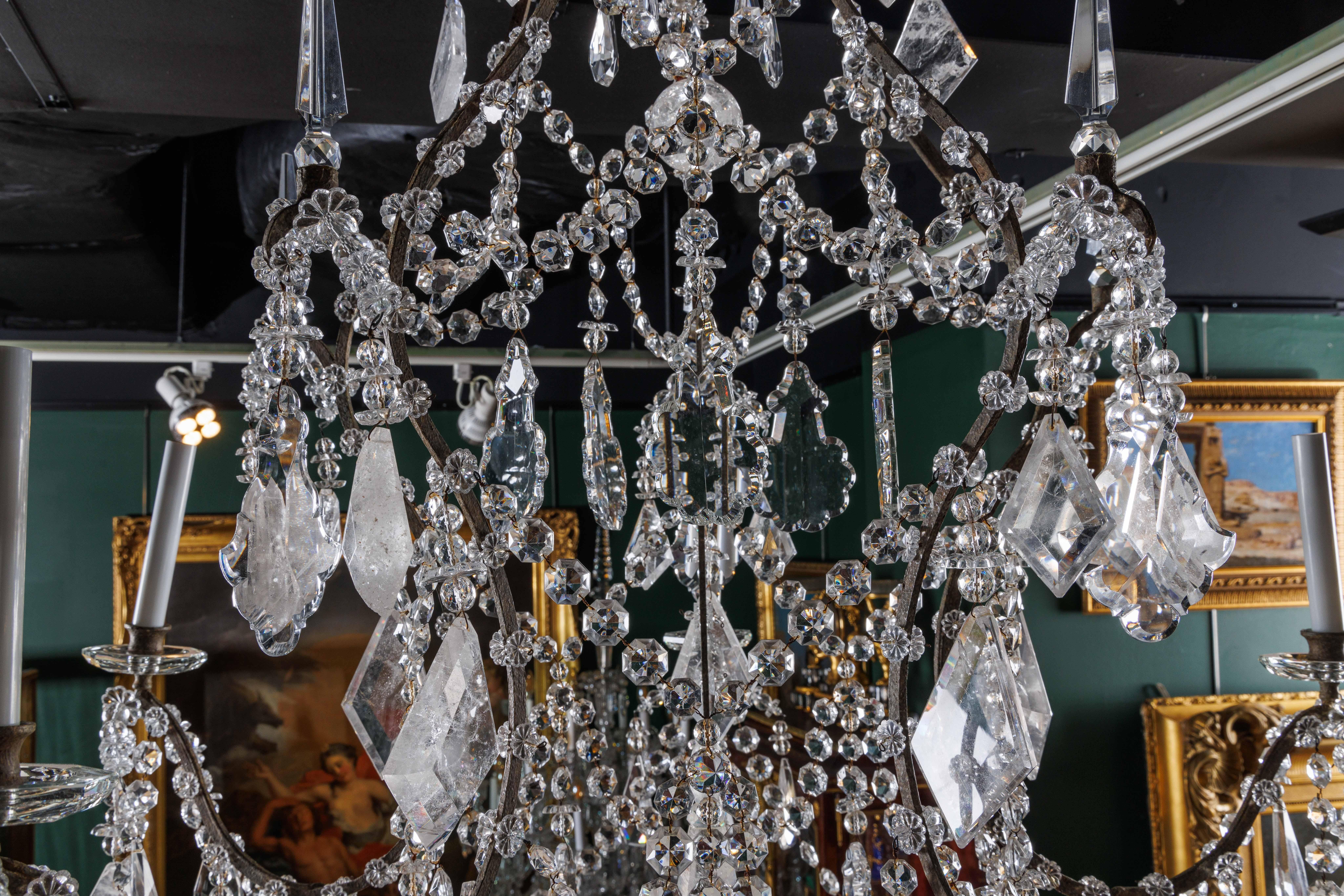 Ein großes und außergewöhnliches Paar französischer Bergkristall- und Glaskronleuchter (20. Jahrhundert) im Angebot