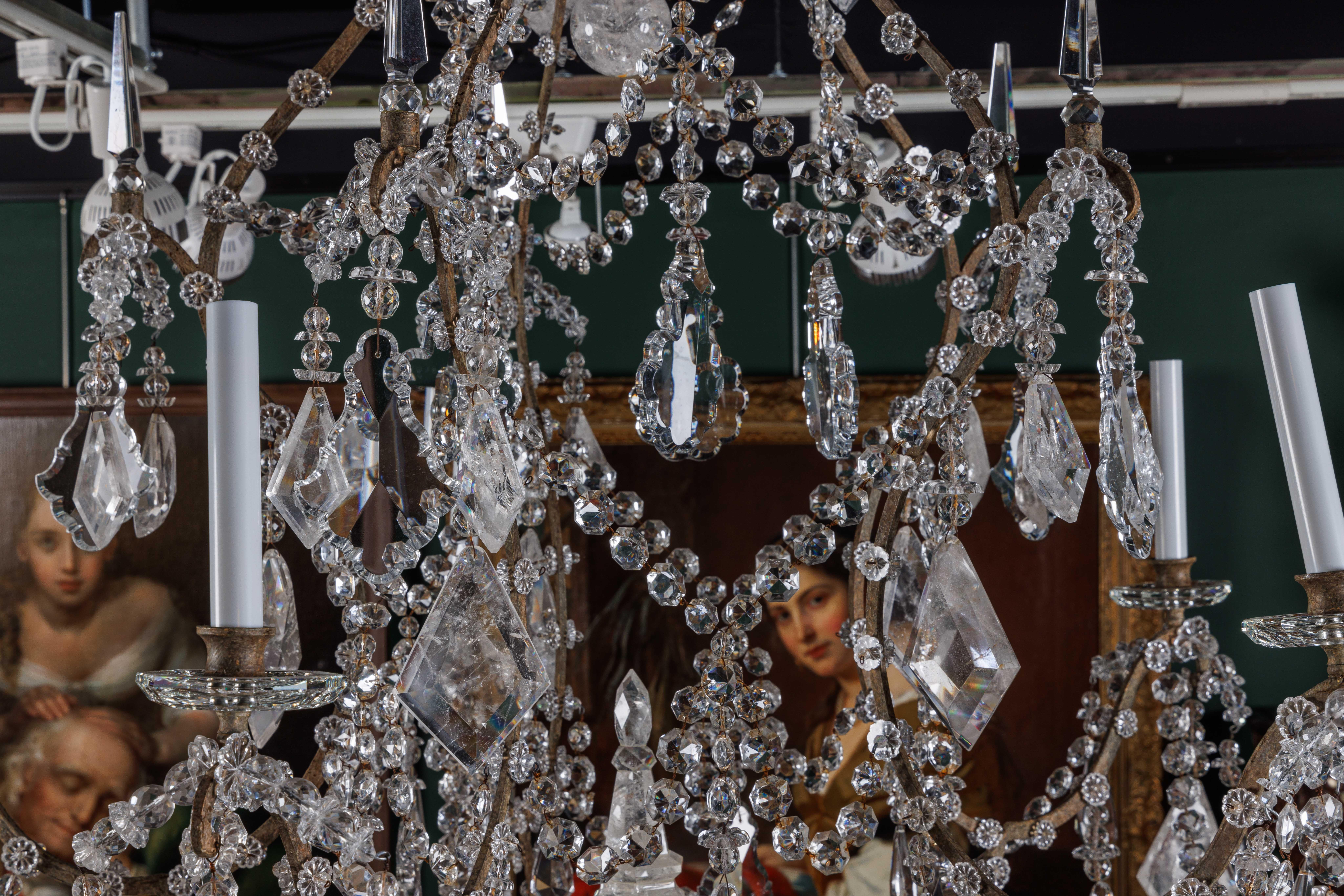 Una grande ed eccezionale coppia di lampadari francesi in cristallo di rocca e vetro in vendita 2