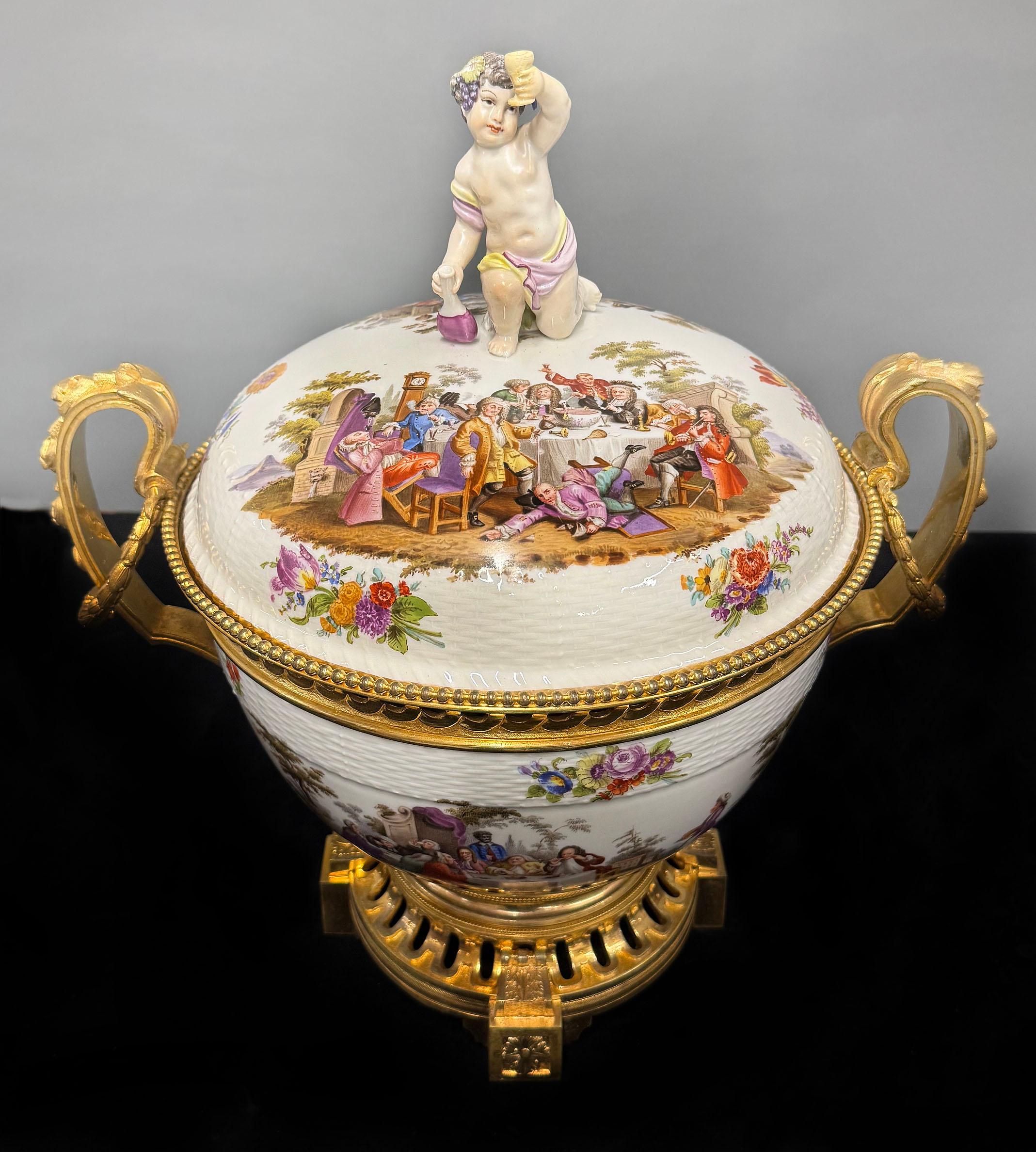 Belle Époque Un grande e fantastico centrotavola in porcellana K.M.P. del XIX secolo con montatura in bronzo in vendita