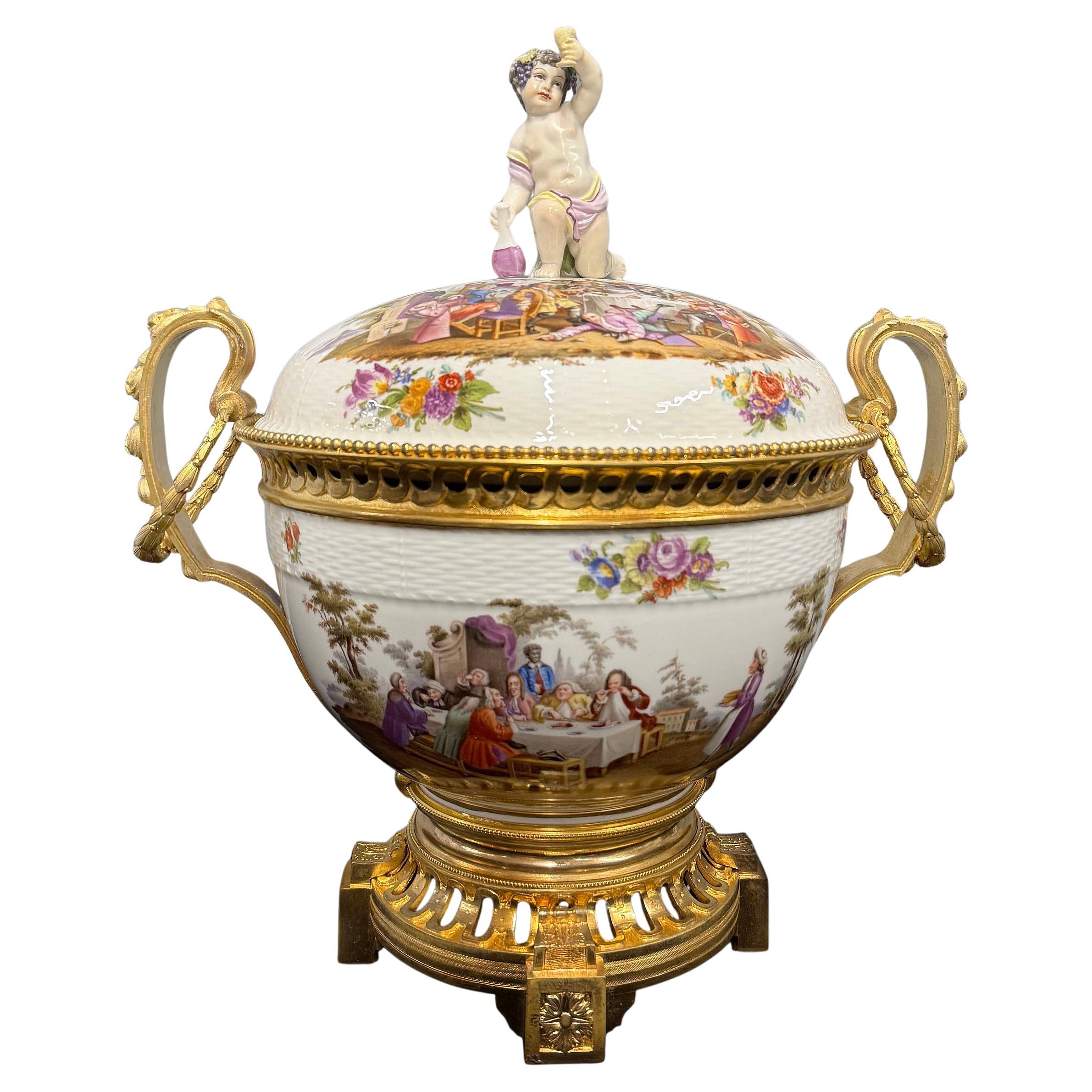 Grand et fantastique centre de table en porcelaine de K.P.M. monté sur bronze du 19ème siècle