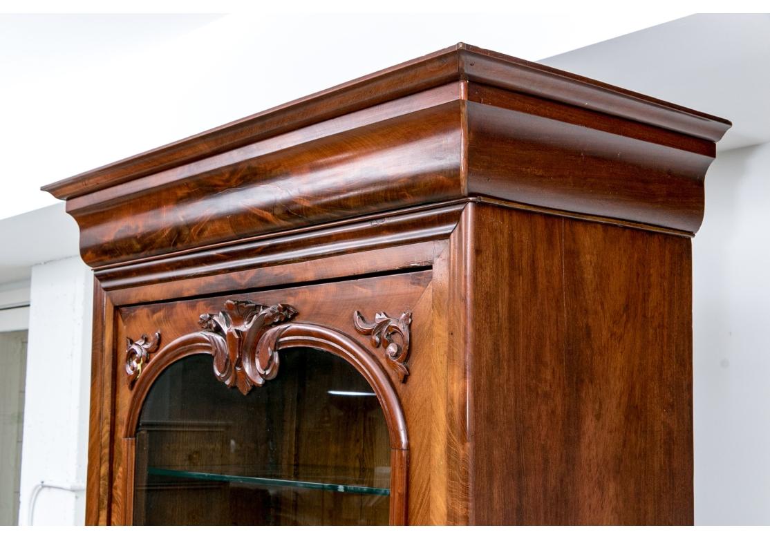 Una vitrina antigua de caoba grande y fina en venta 7