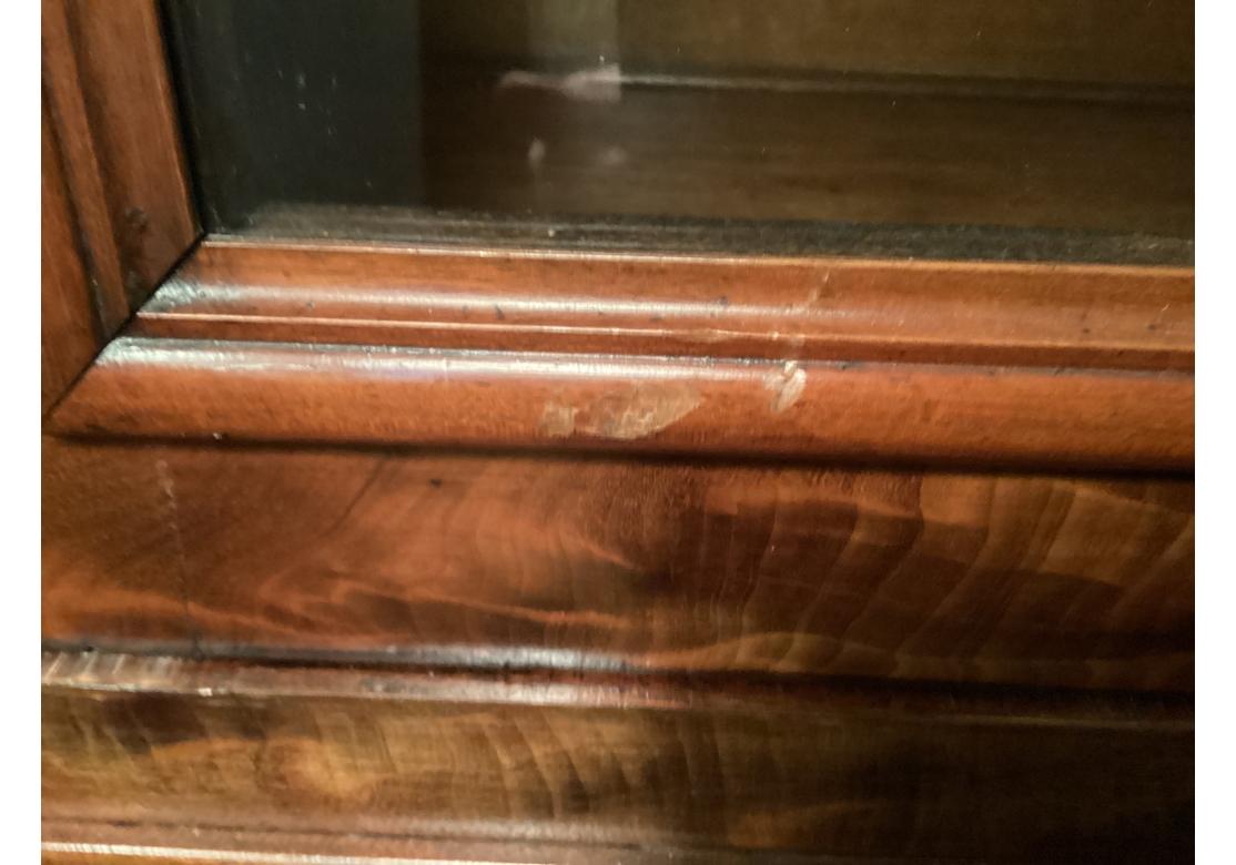 Una vitrina antigua de caoba grande y fina en venta 9