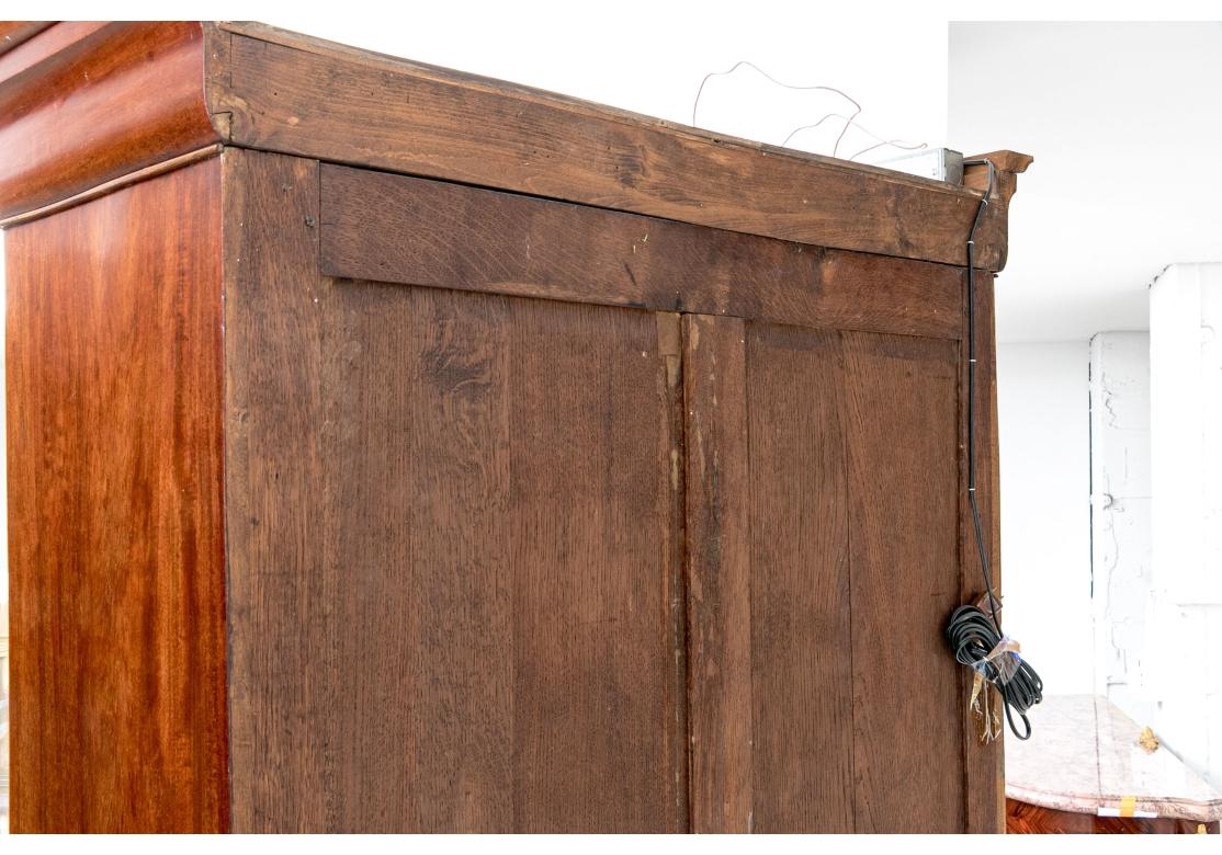 Una vitrina antigua de caoba grande y fina Vidrio en venta