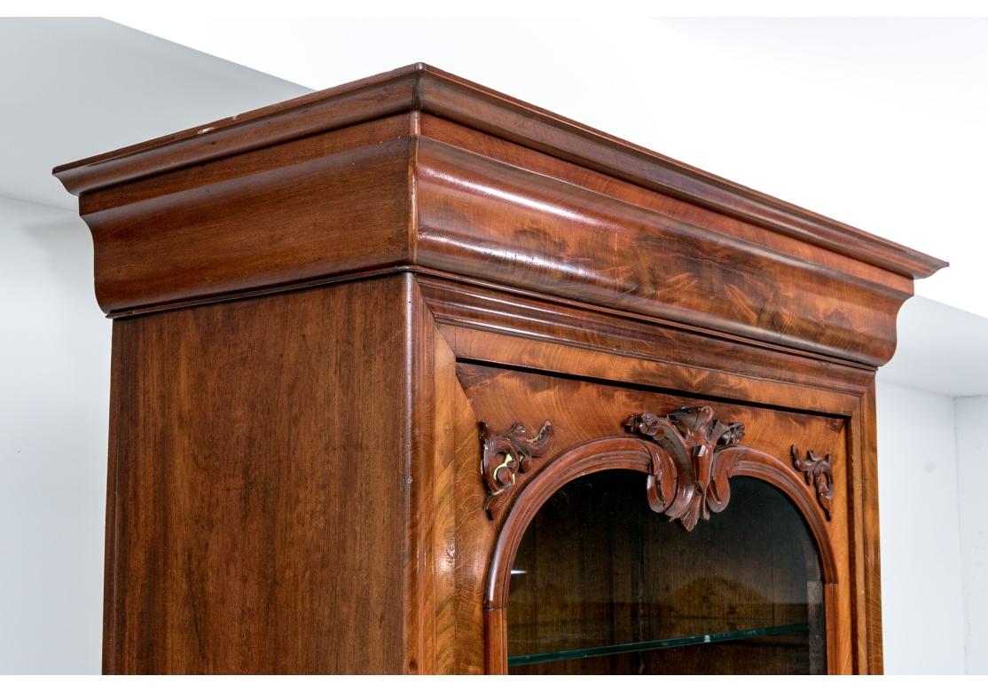 Una vitrina antigua de caoba grande y fina en venta 1