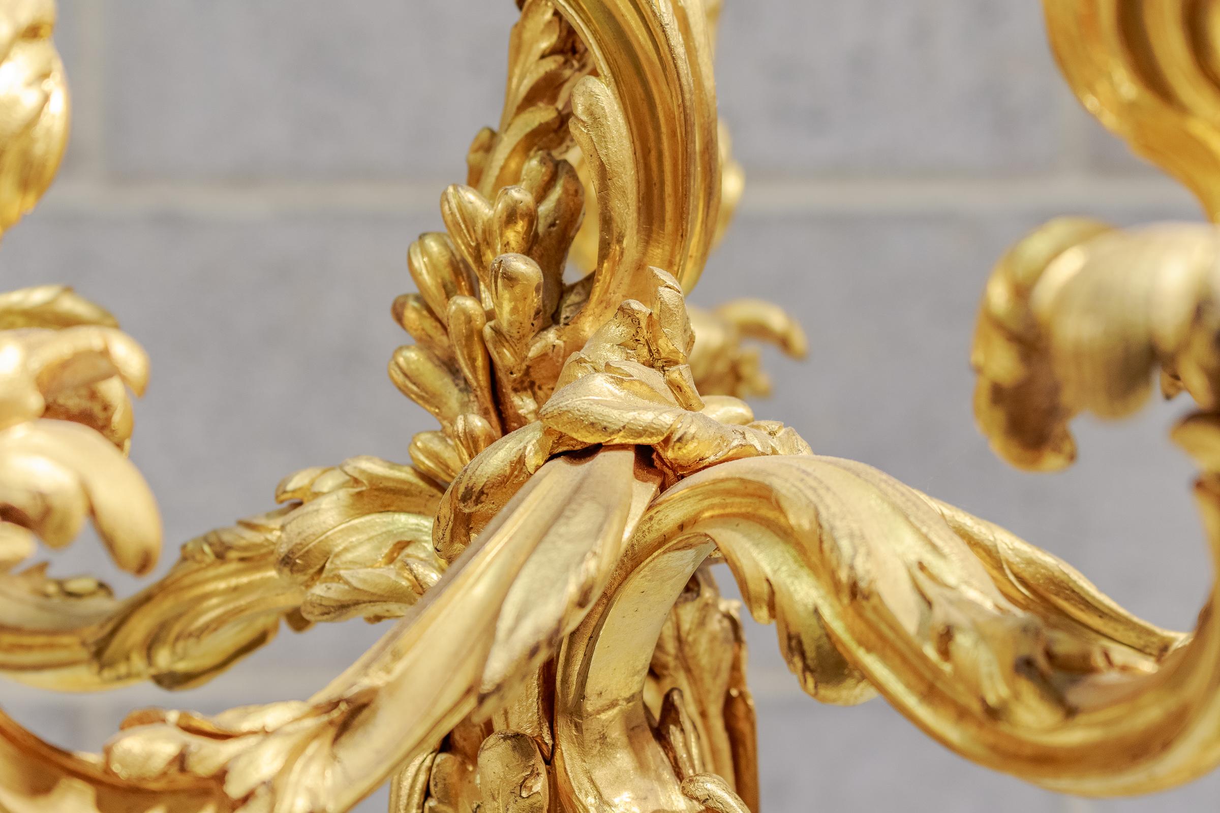 Francese Grande e raffinata coppia di candelabri in bronzo dorato Luigi XV francese del XIX secolo in vendita