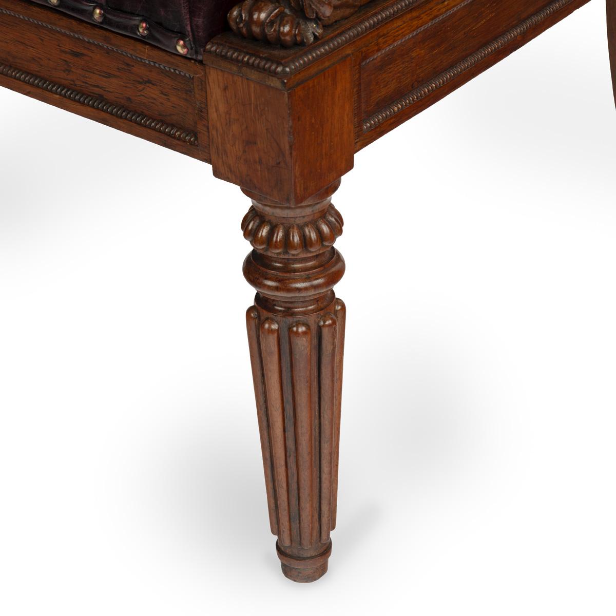 Bois de rose Une grande et belle paire de fauteuils Regency en bois de rose en vente
