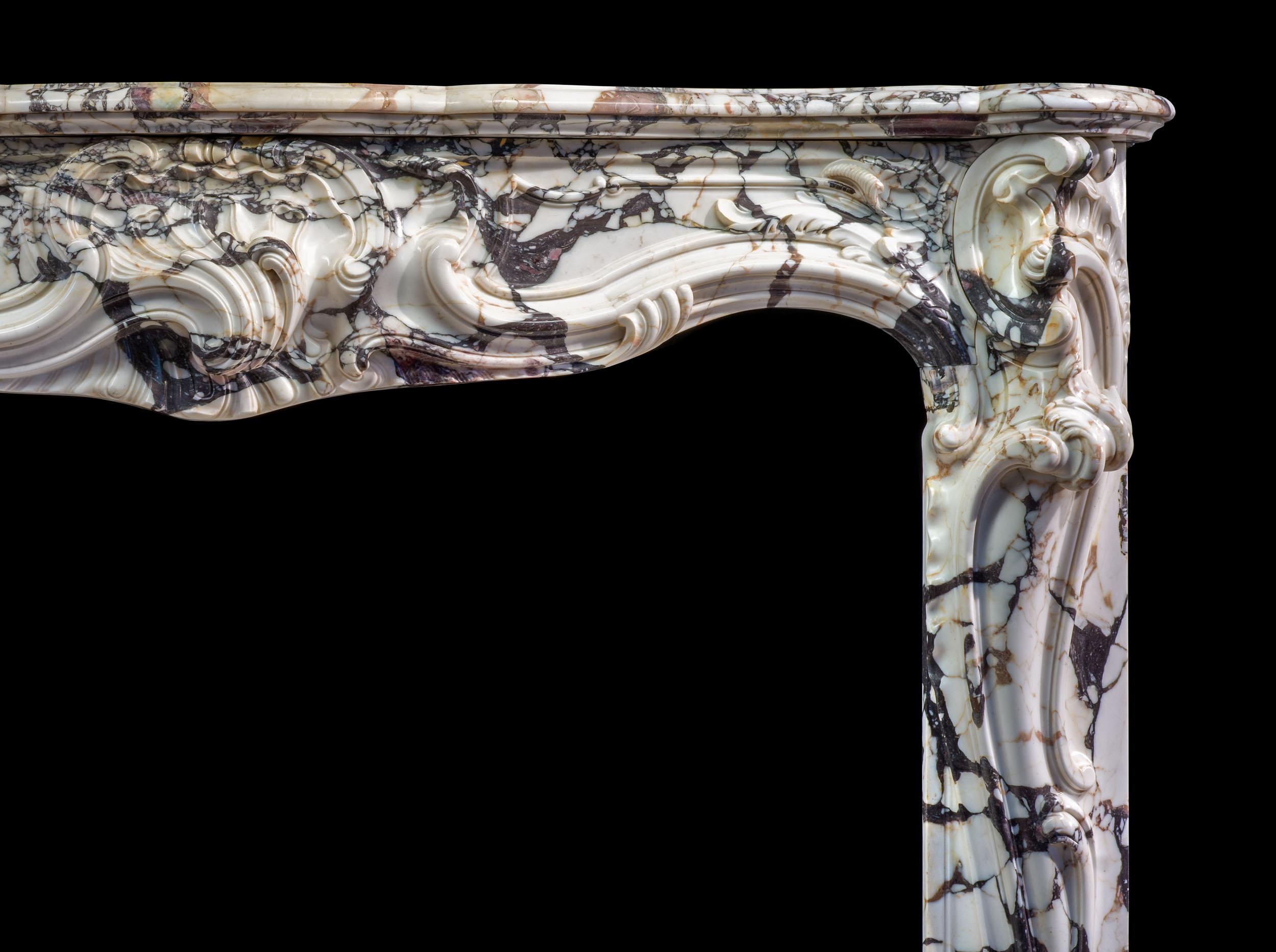 Großer und prächtiger Louis XV Rokoko-Kamin Breche Violette (19. Jahrhundert) im Angebot