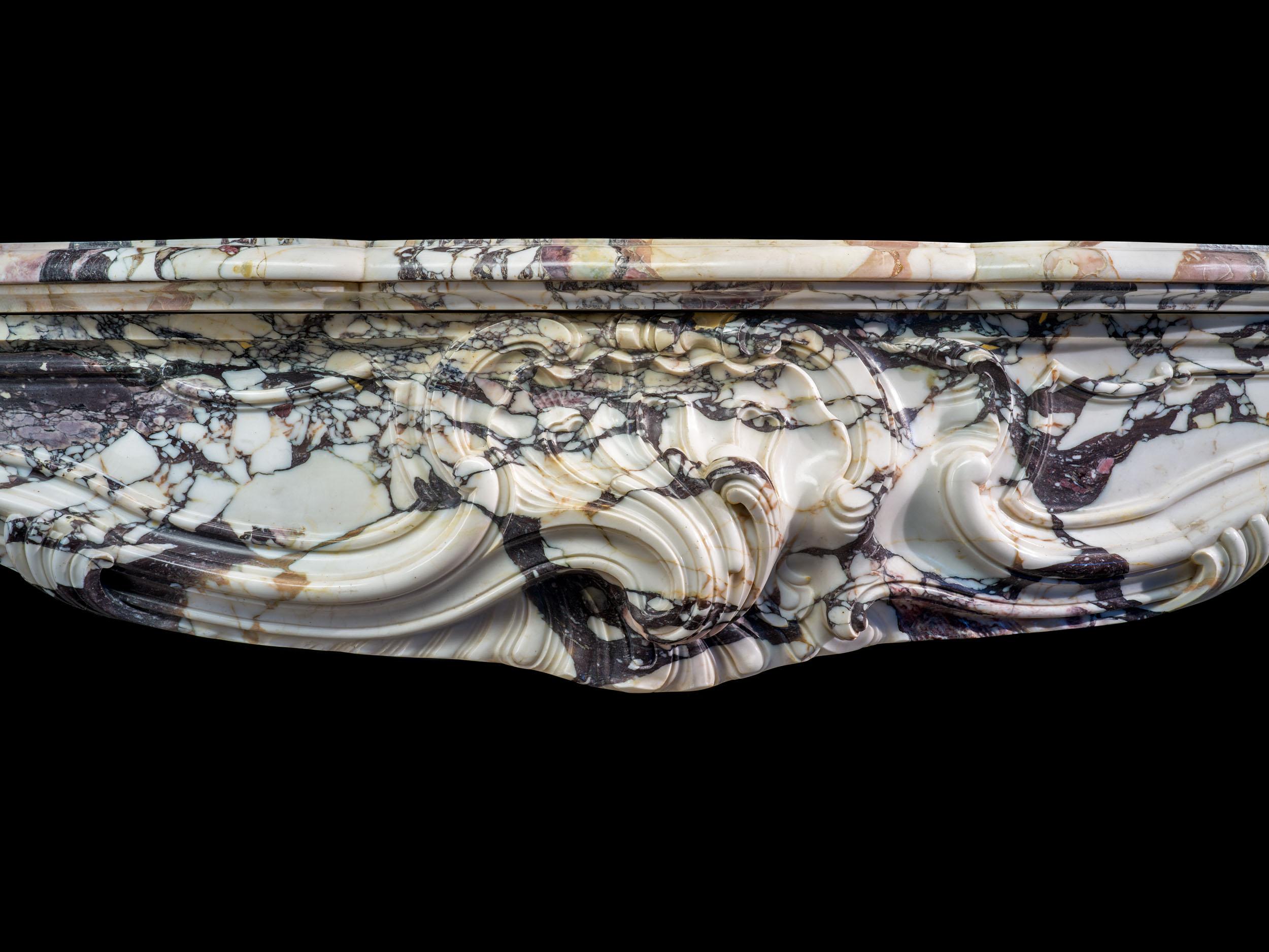 Großer und prächtiger Louis XV Rokoko-Kamin Breche Violette (Breccia-Marmor) im Angebot
