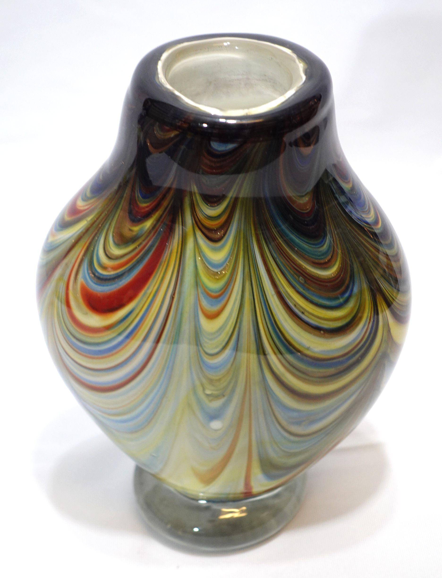 Grand et lourd objet en verre soufflé à la main de Murano  Vase en verre avec des motifs ondulés colorés sur tout le corps.
