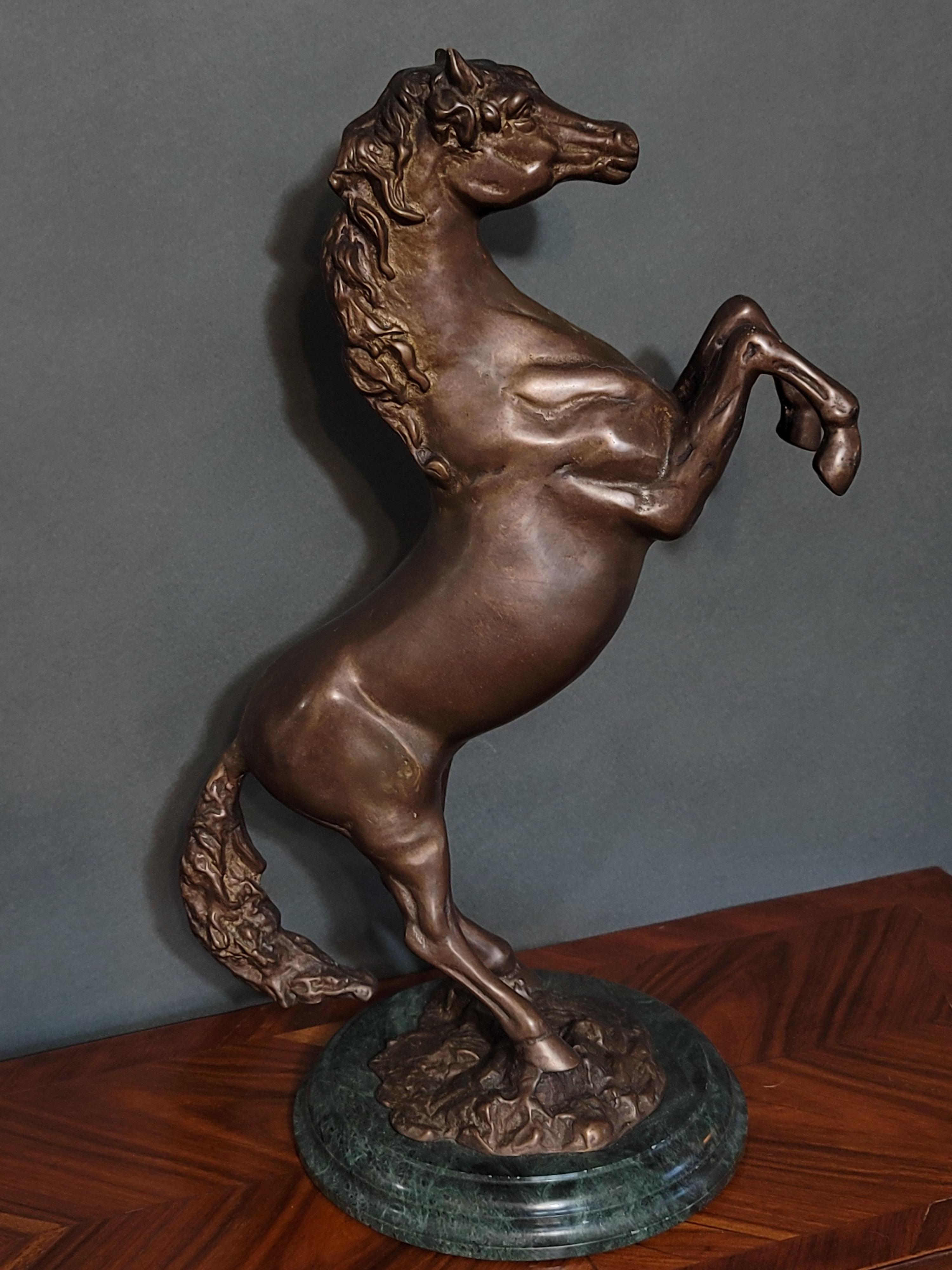 Bronzeskulptur eines Pferdes aus Pferden, groß und schwer im Angebot 6