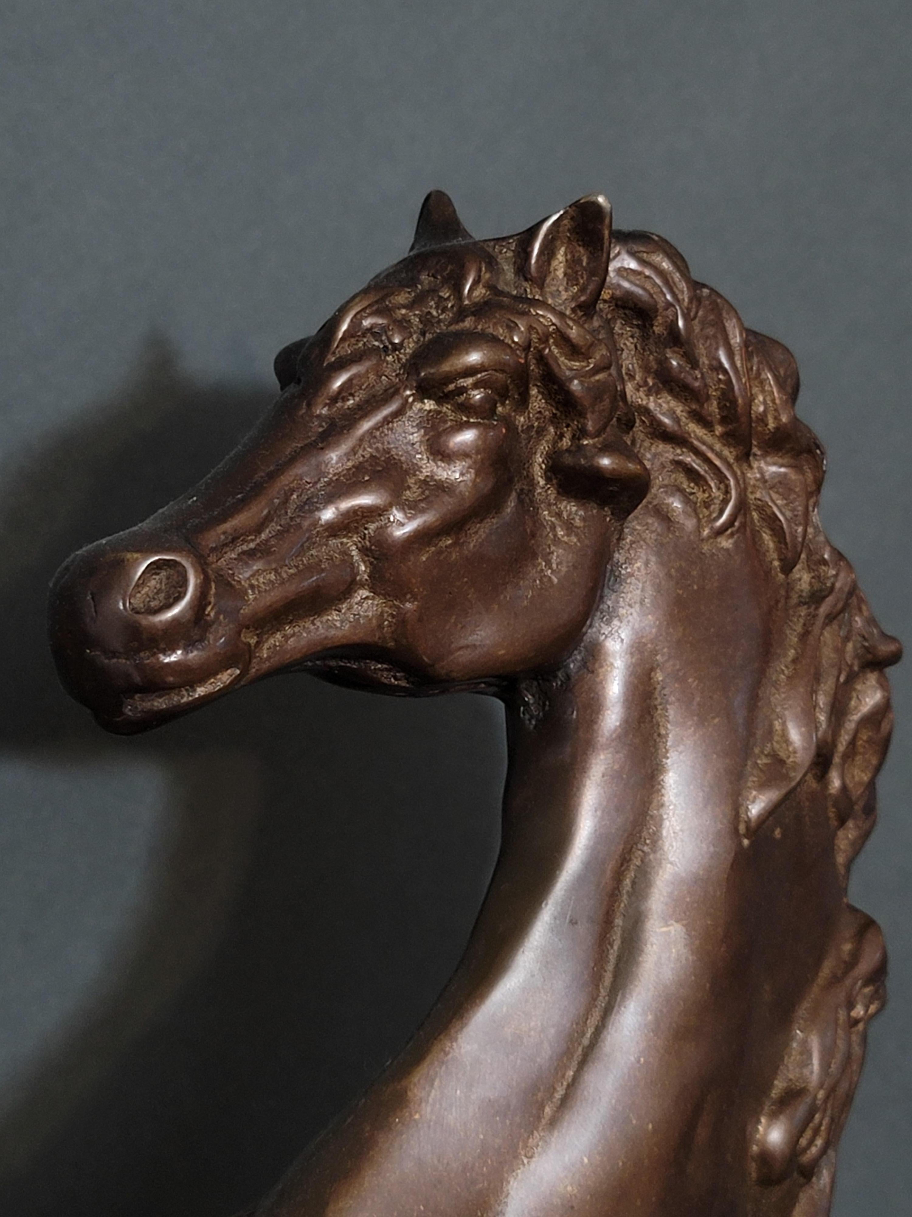 Grande et lourde sculpture de cheval en bronze Bon état - En vente à Norton, MA