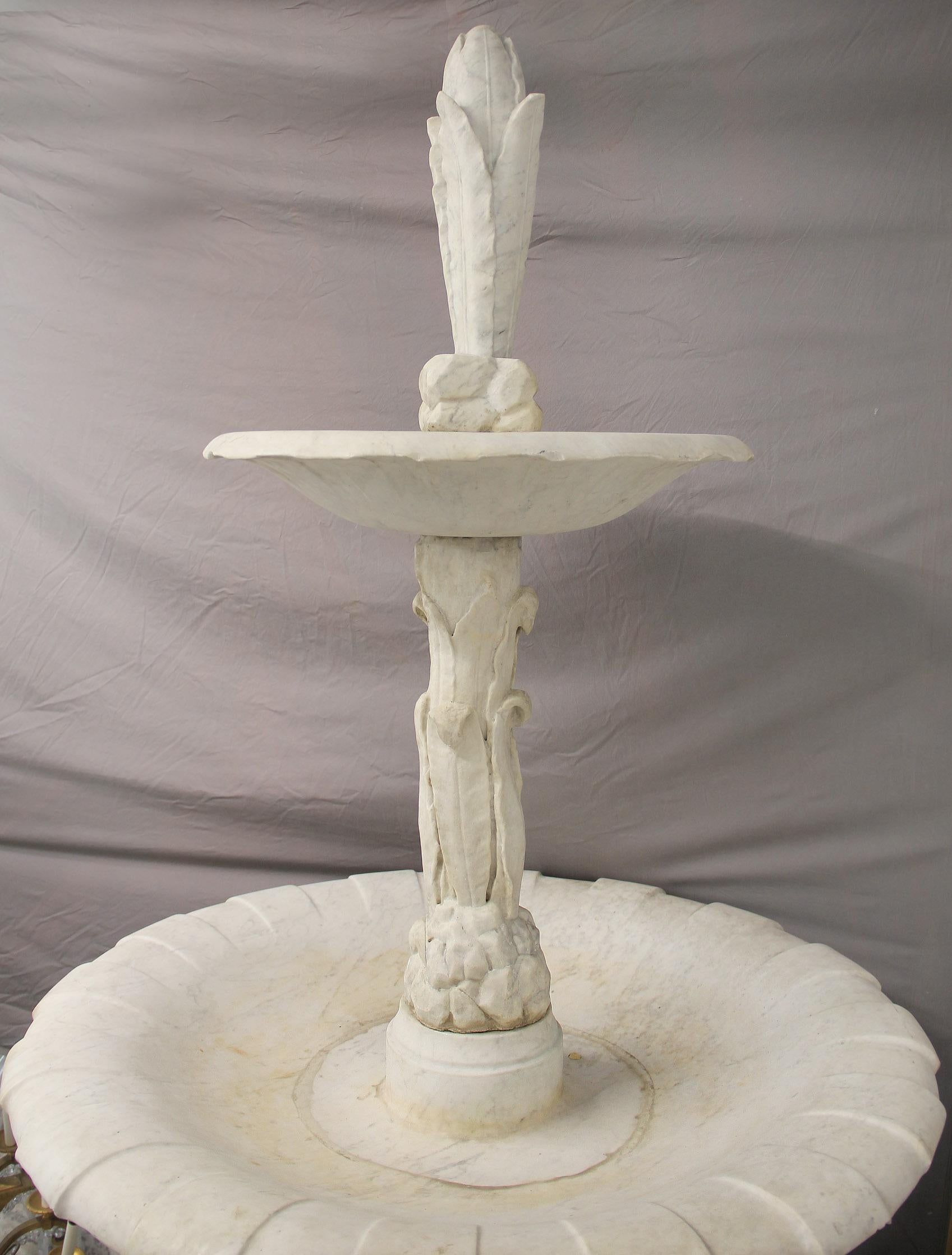 Großer und bedeutender italienischer weißer Carrara-Marmorbrunnen des frühen 20. Jahrhunderts

Der hohe und fein von Hand geschnitzte zweistufige Außenbrunnen steht auf einem Marmorsockel. Die beiden Becken sind durch eine zentrale Stütze getrennt,