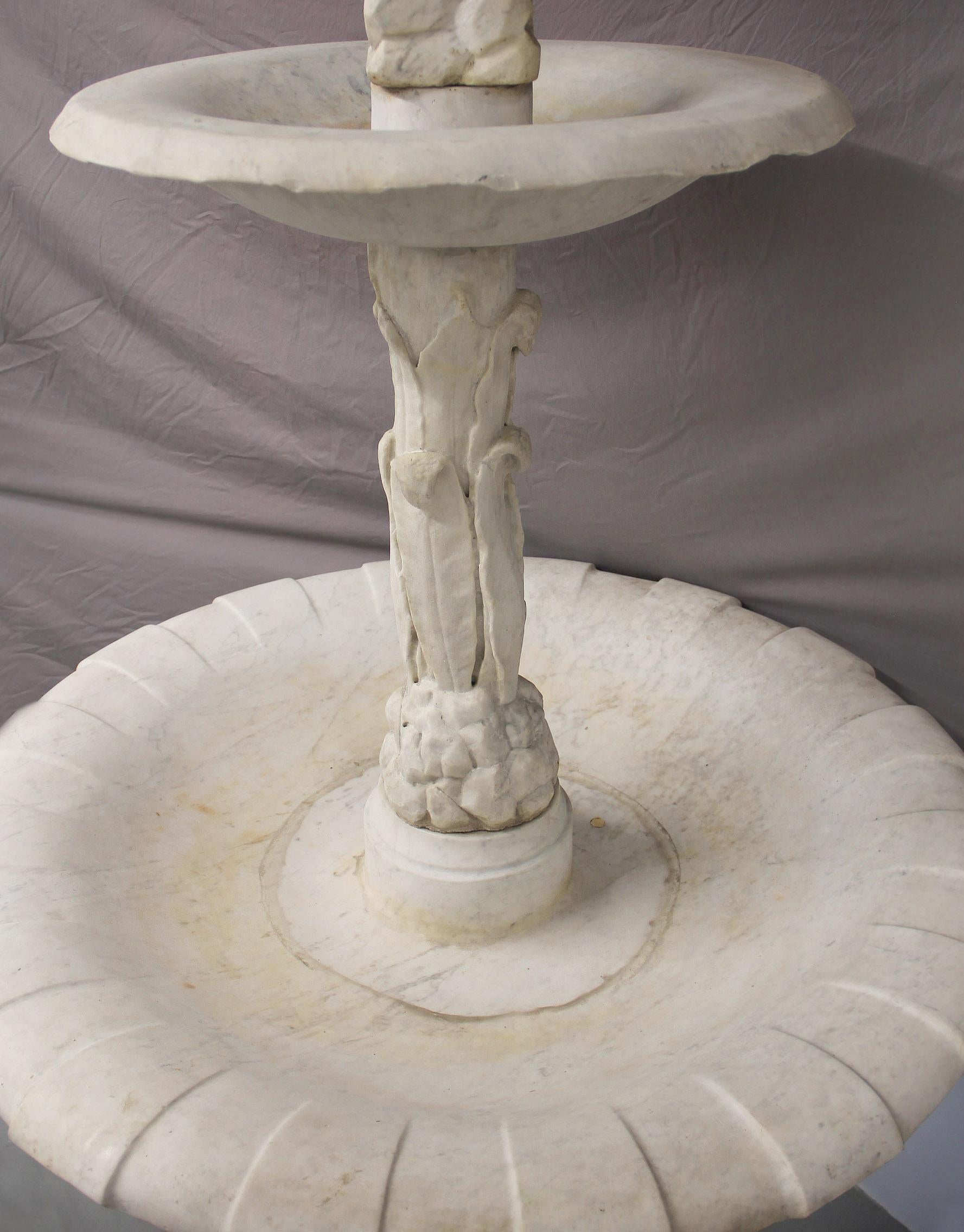 Großer und bedeutender italienischer weißer Carrara-Marmorbrunnen des frühen 20. Jahrhunderts (Belle Époque) im Angebot