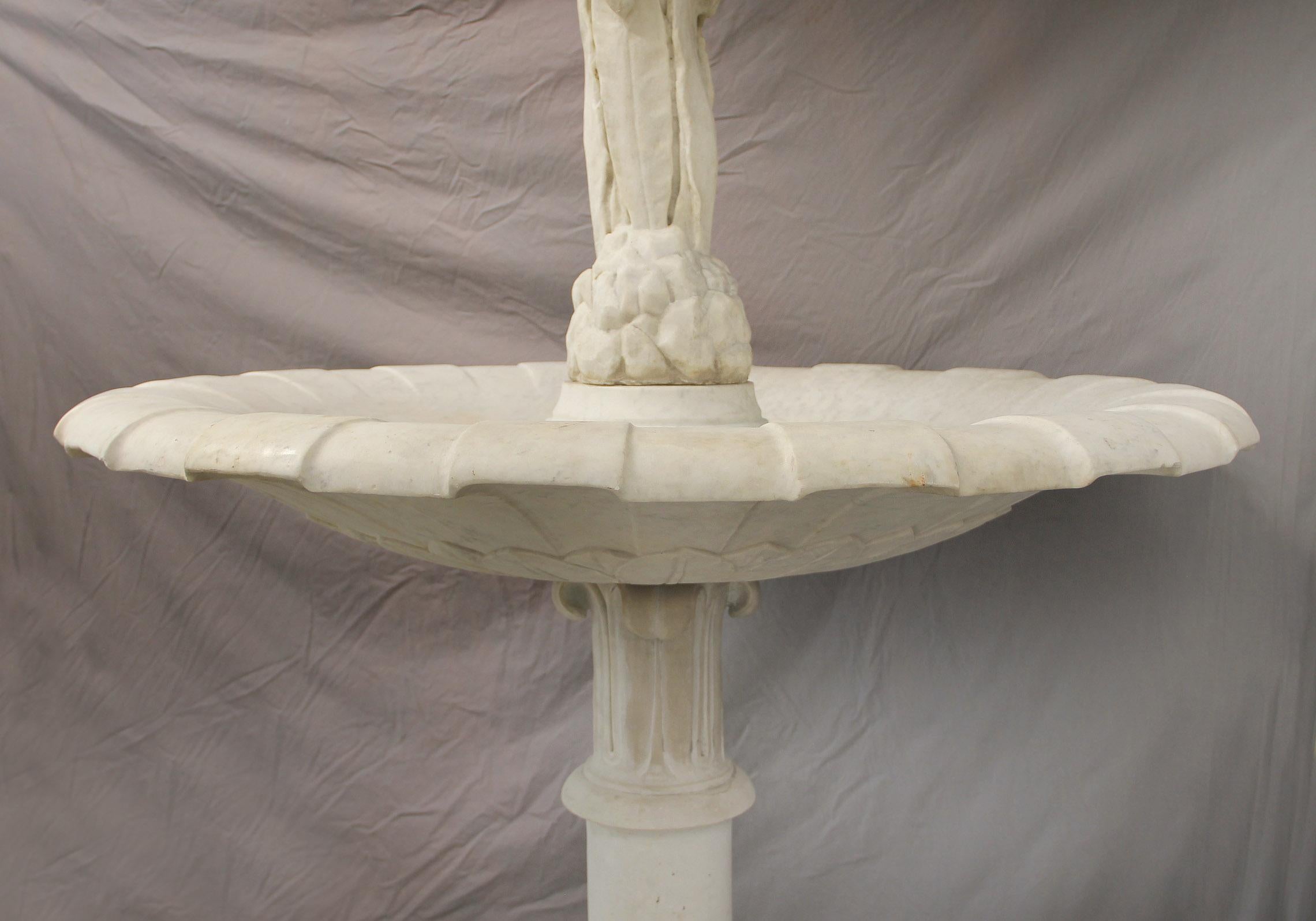 Großer und bedeutender italienischer weißer Carrara-Marmorbrunnen des frühen 20. Jahrhunderts (Italienisch) im Angebot