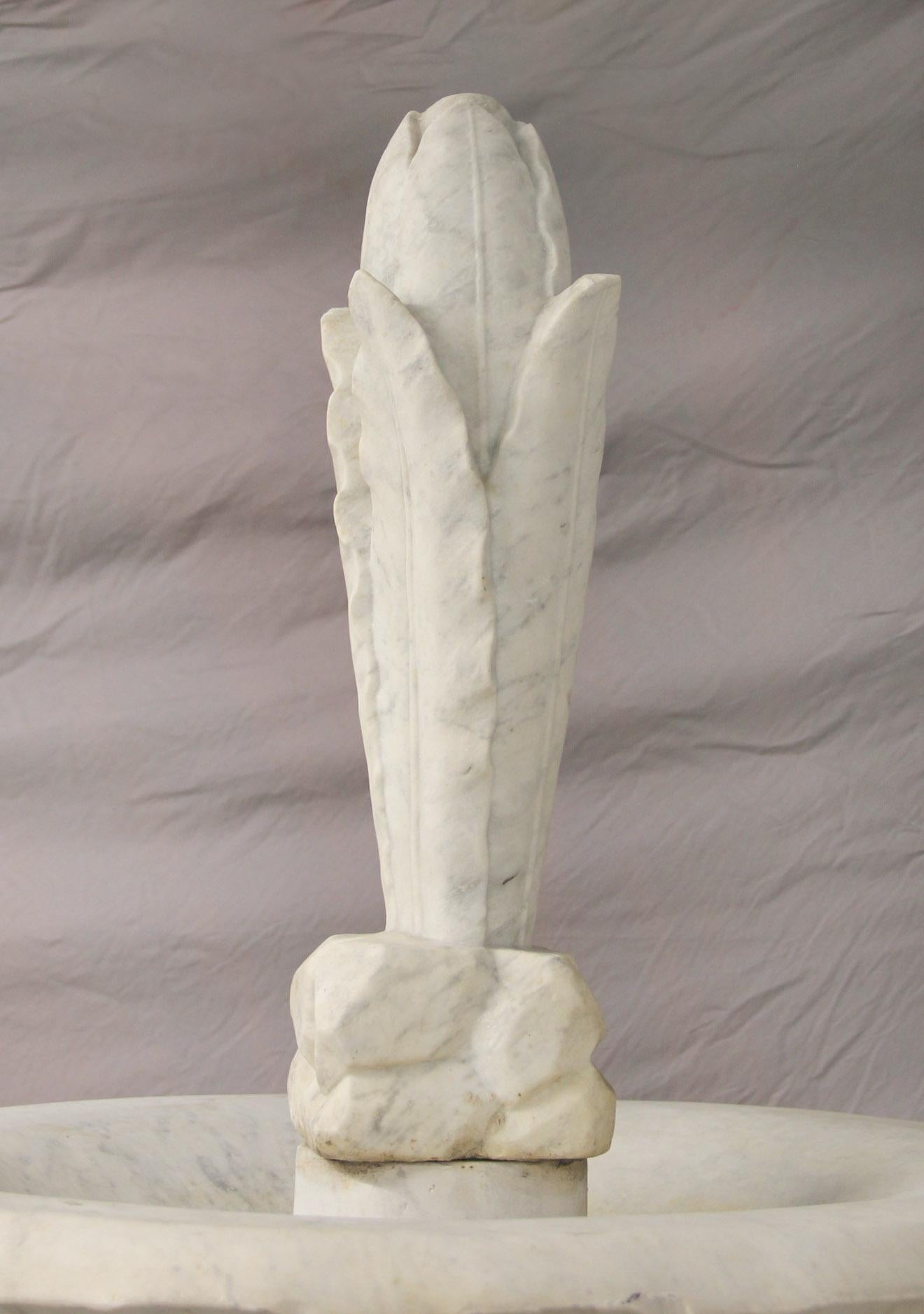 Großer und bedeutender italienischer weißer Carrara-Marmorbrunnen des frühen 20. Jahrhunderts (Handgeschnitzt) im Angebot
