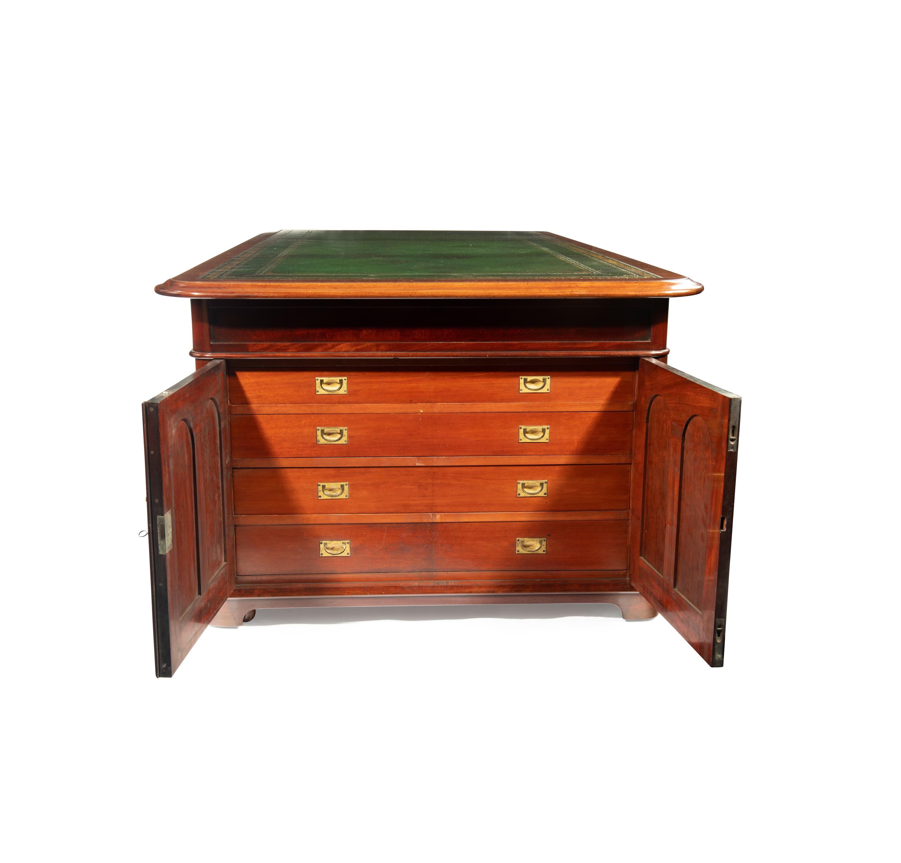 English Large and Imposing Victorian Mahogany Partners’ Desk For Sale