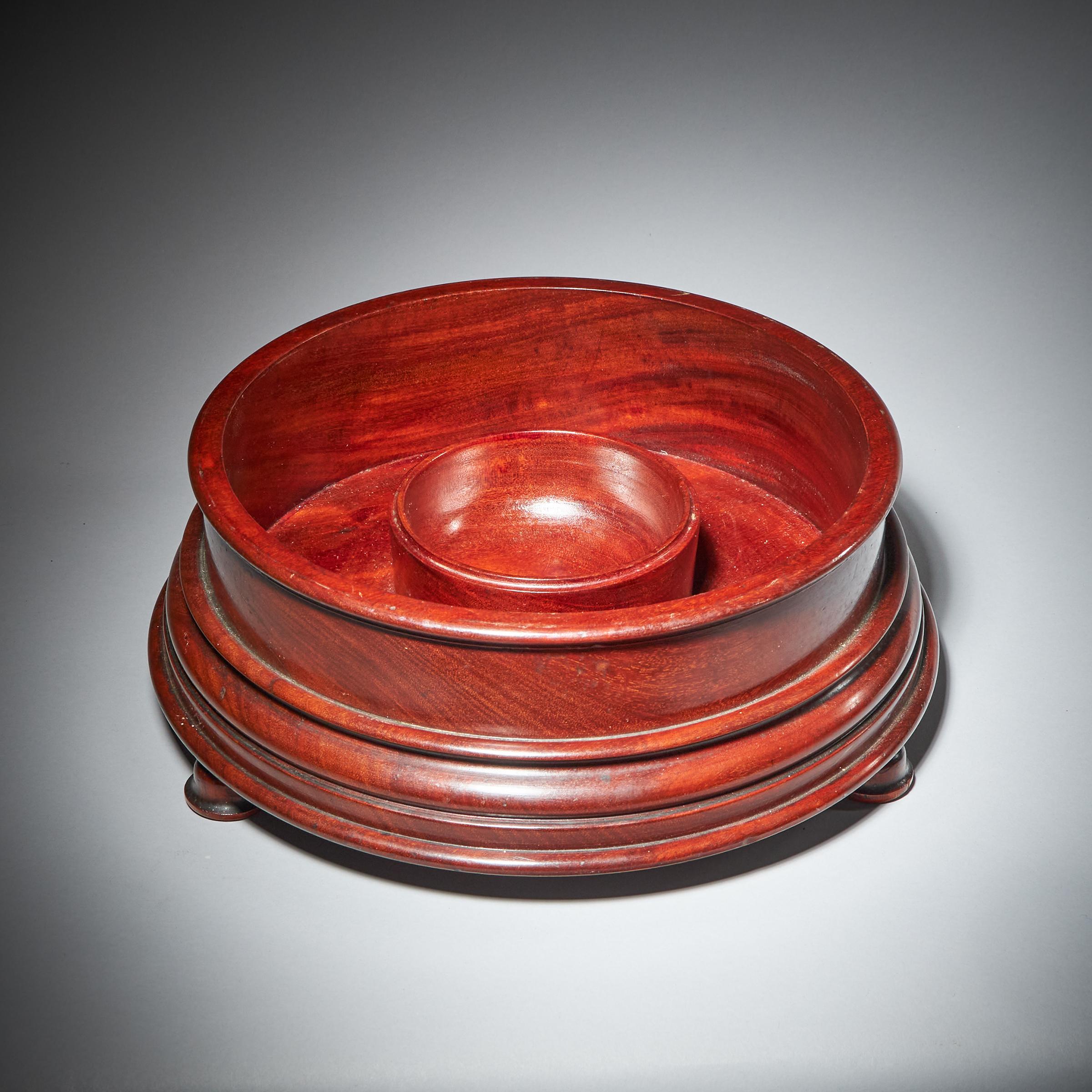 A Large and impressive 19th Century Dutch Mahogany Turned Circular Box For Sale 3