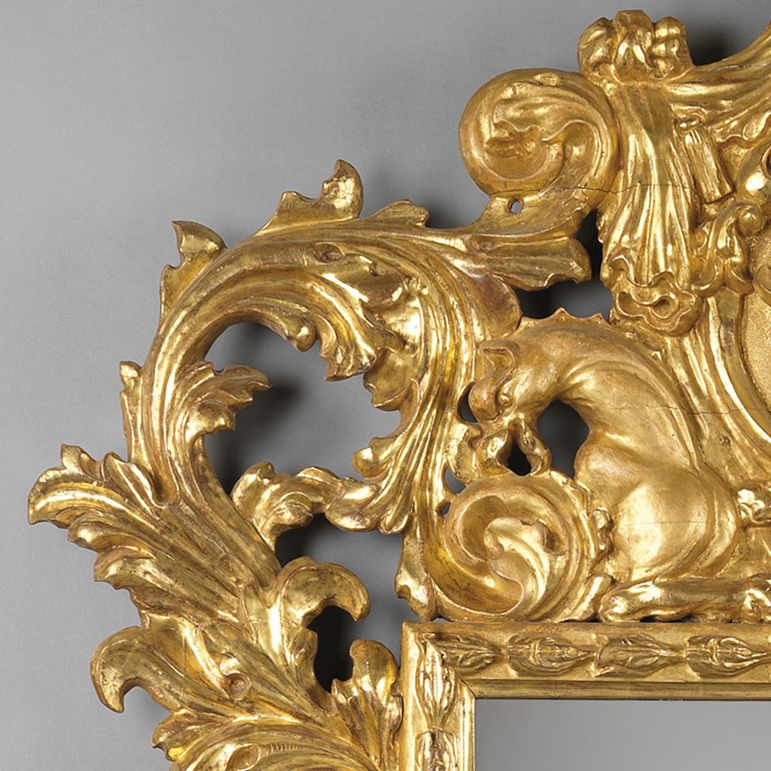 Baroque Un grand et impressionnant miroir de style baroque en bois doré sculpté en vente