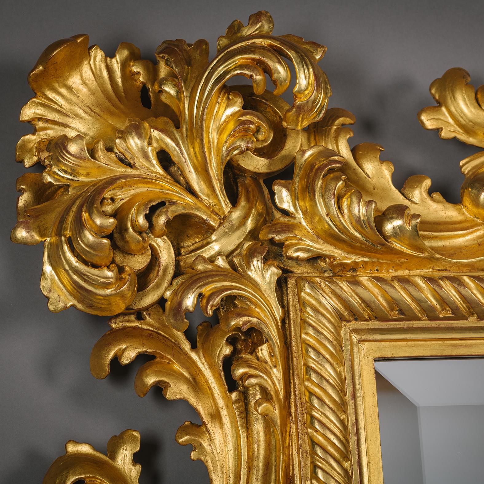 Barocco Un grande e imponente specchio in legno dorato intagliato in stile barocco in vendita