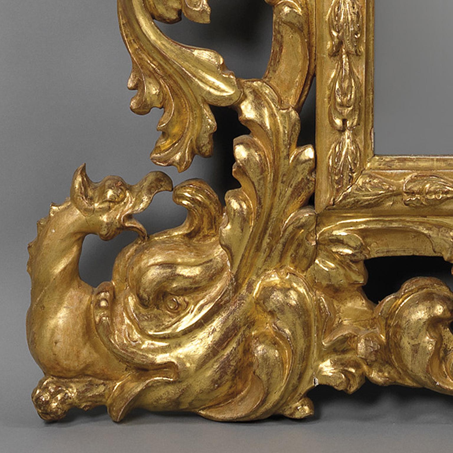 italien Un grand et impressionnant miroir de style baroque en bois doré sculpté en vente