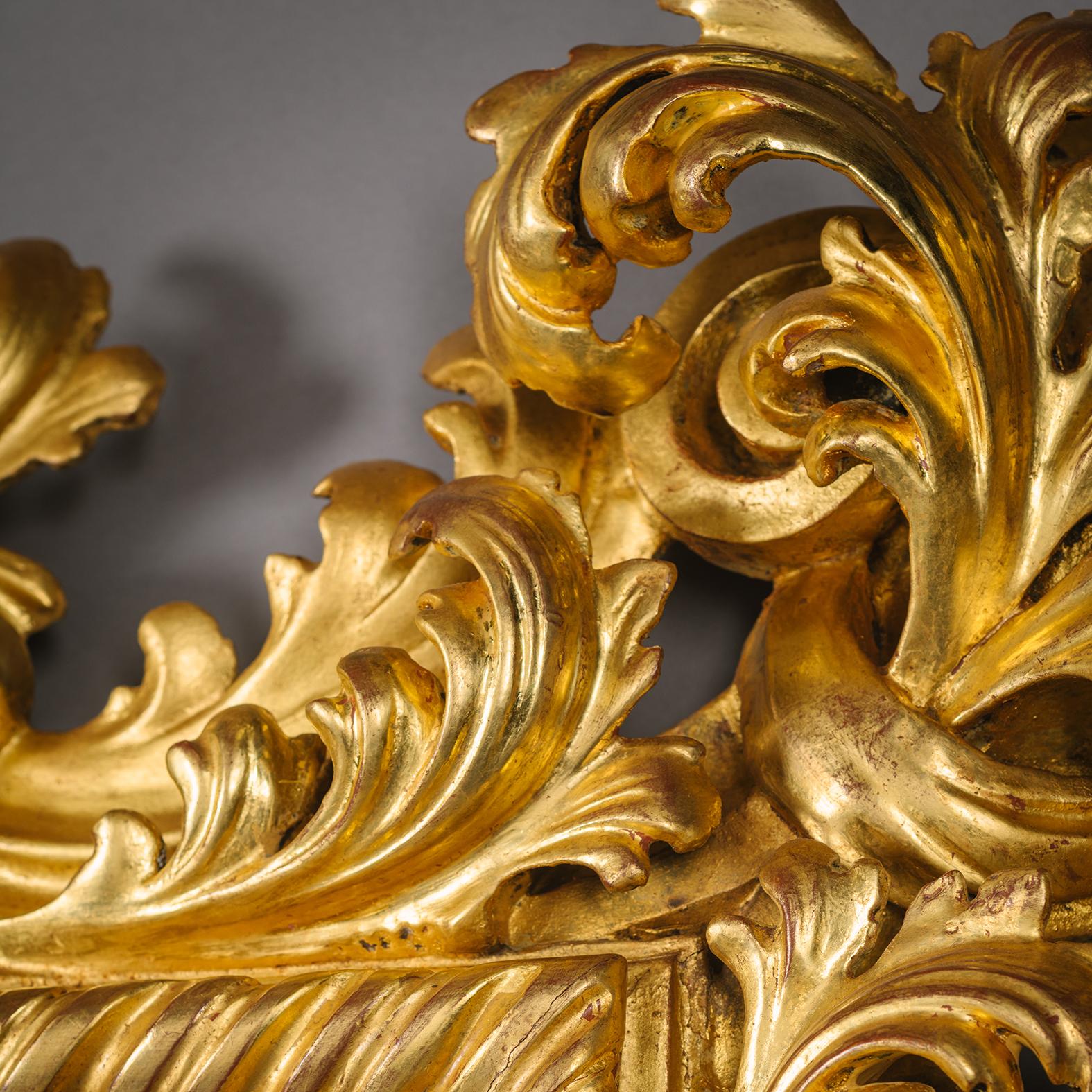 Italiano Un grande e imponente specchio in legno dorato intagliato in stile barocco in vendita