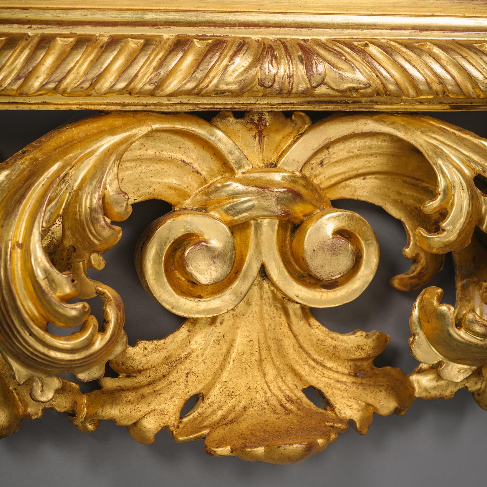 Un grande e imponente specchio in legno dorato intagliato in stile barocco In condizioni buone in vendita a Brighton, West Sussex