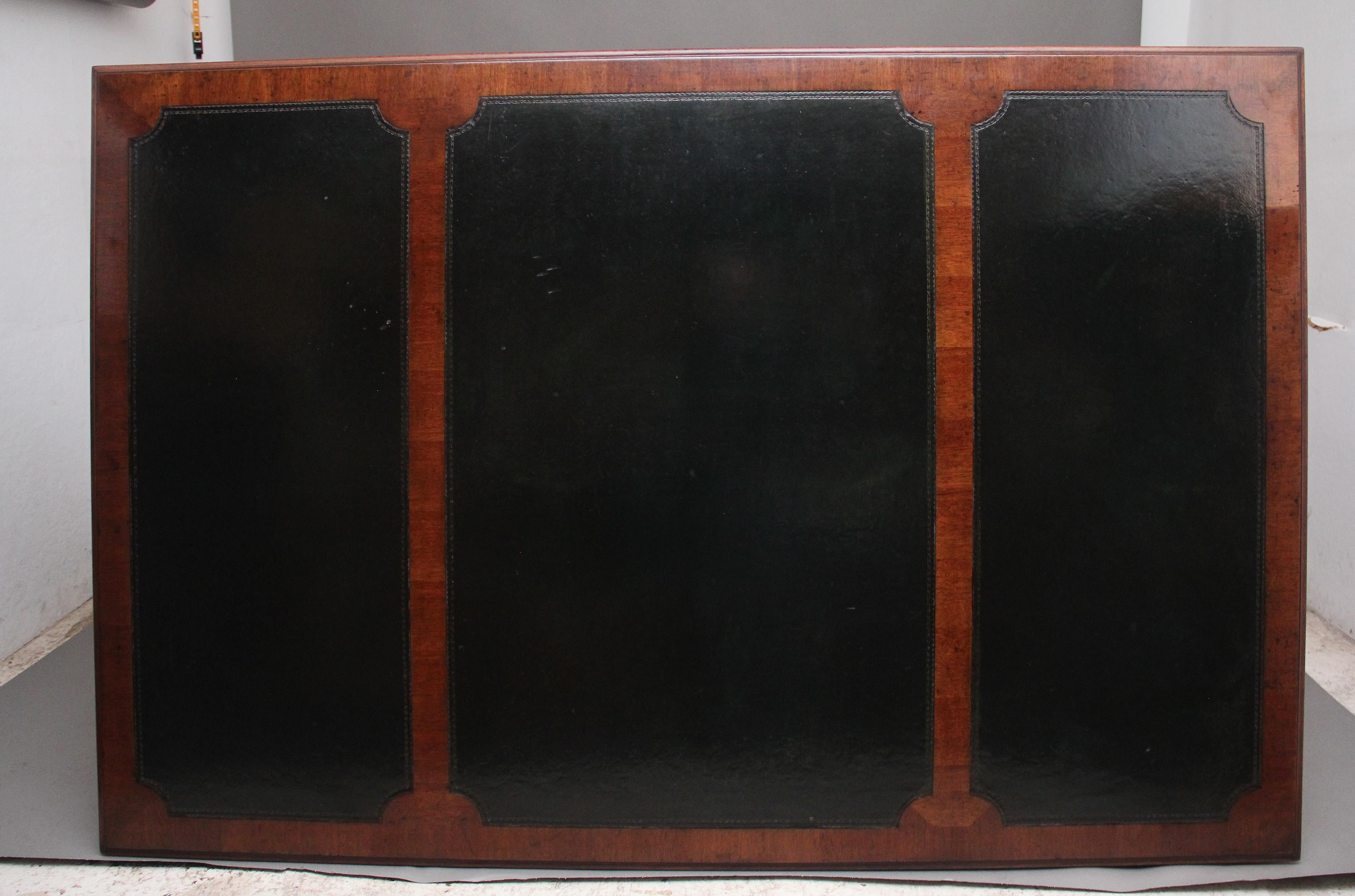 Großer und beeindruckender Mahagoni-Schreibtisch des frühen 20. Jahrhunderts im Angebot 3