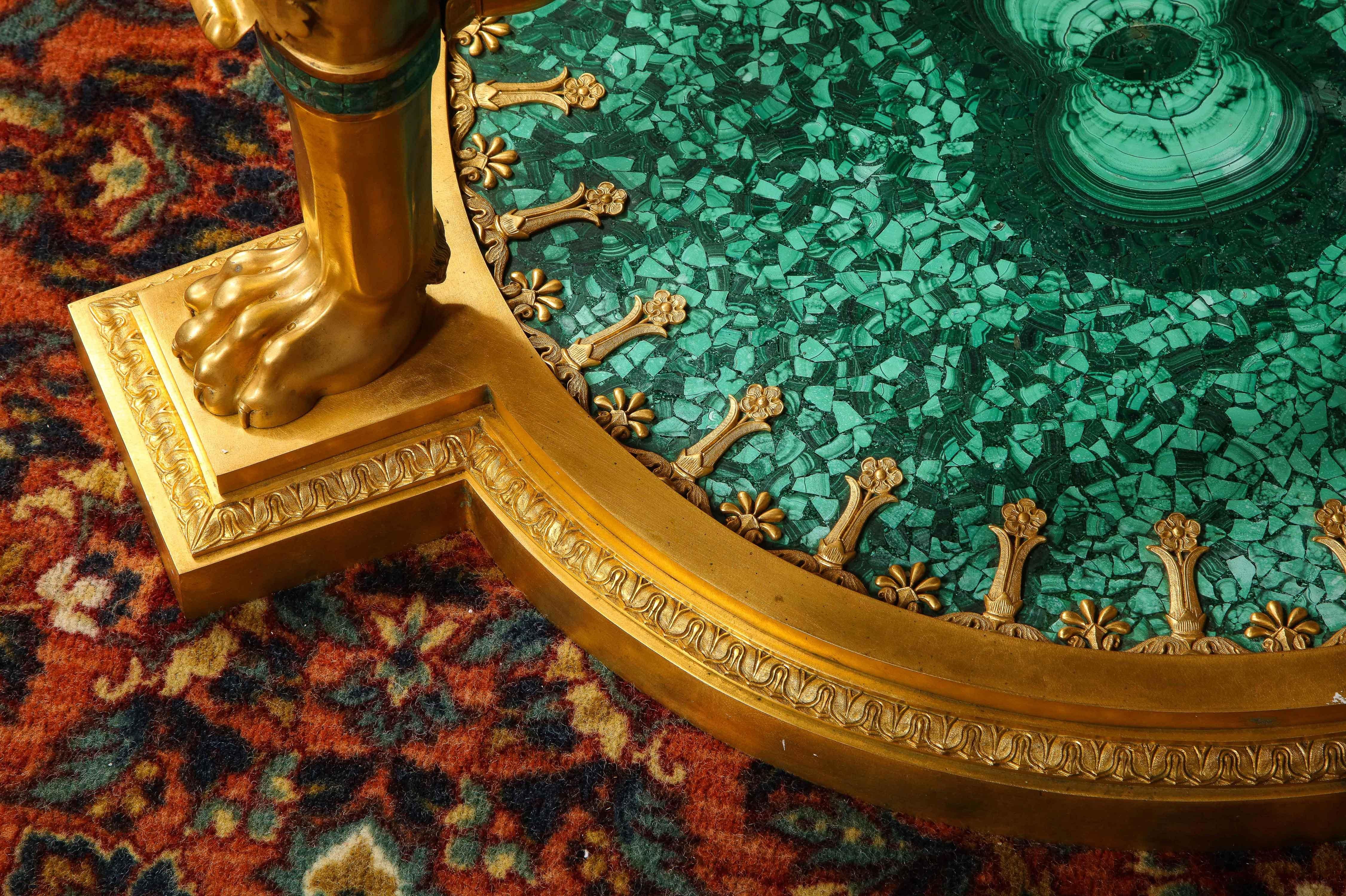 Grande et impressionnante table centrale de style Empire en bronze doré et malachite en vente 4