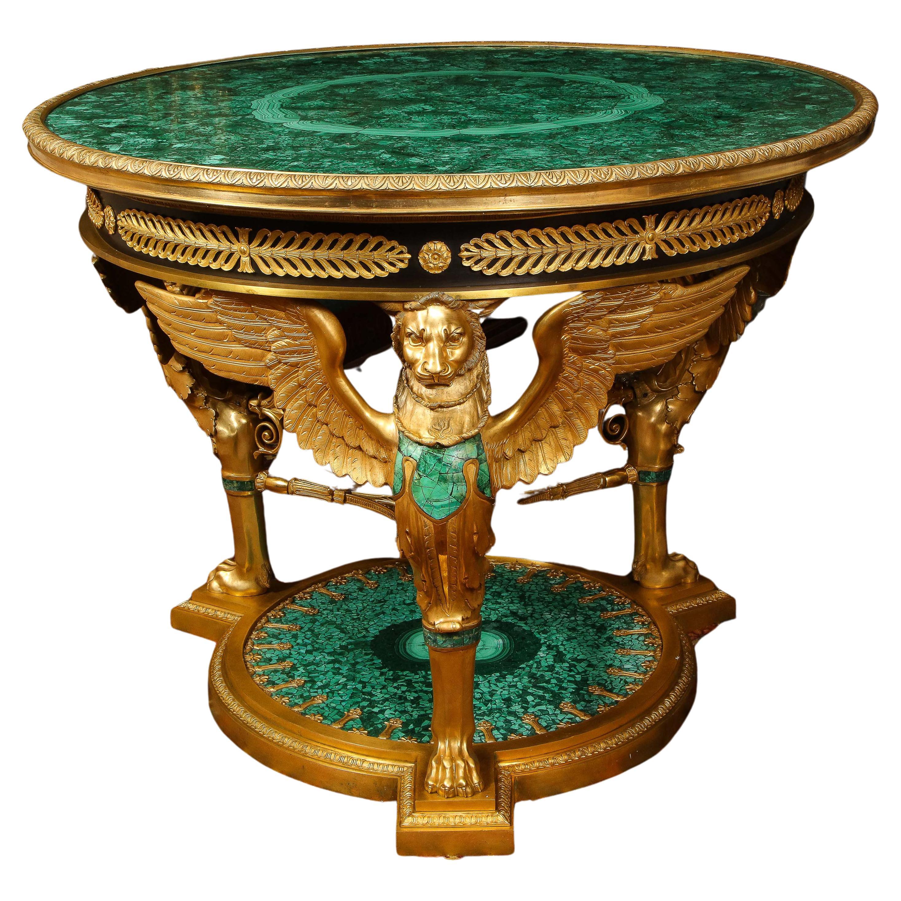 Ein beeindruckender und beeindruckender Mitteltisch im Empire-Stil aus Goldbronze und Malachit im Zustand „Gut“ im Angebot in New York, NY