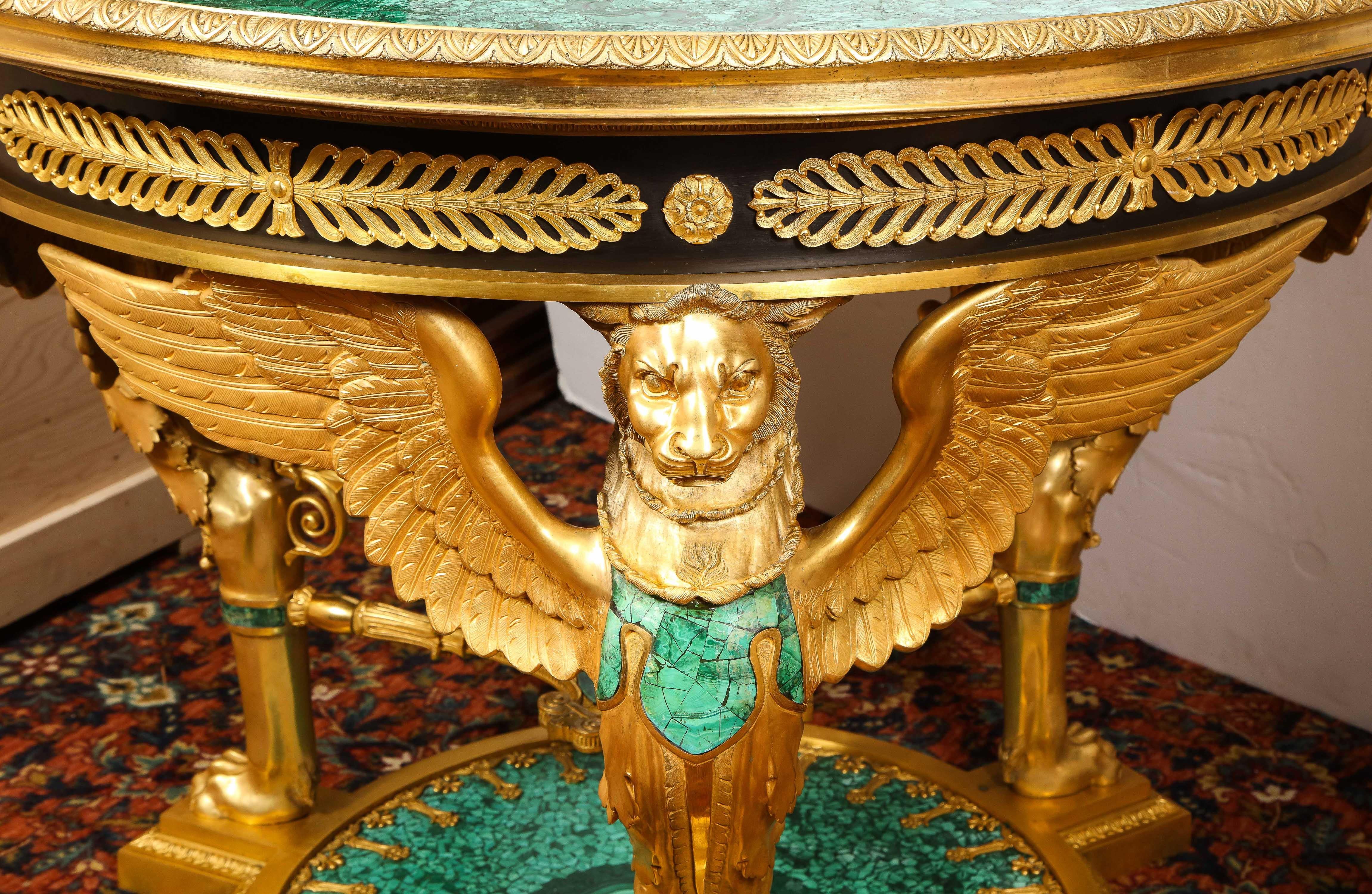 Ein beeindruckender und beeindruckender Mitteltisch im Empire-Stil aus Goldbronze und Malachit (20. Jahrhundert) im Angebot