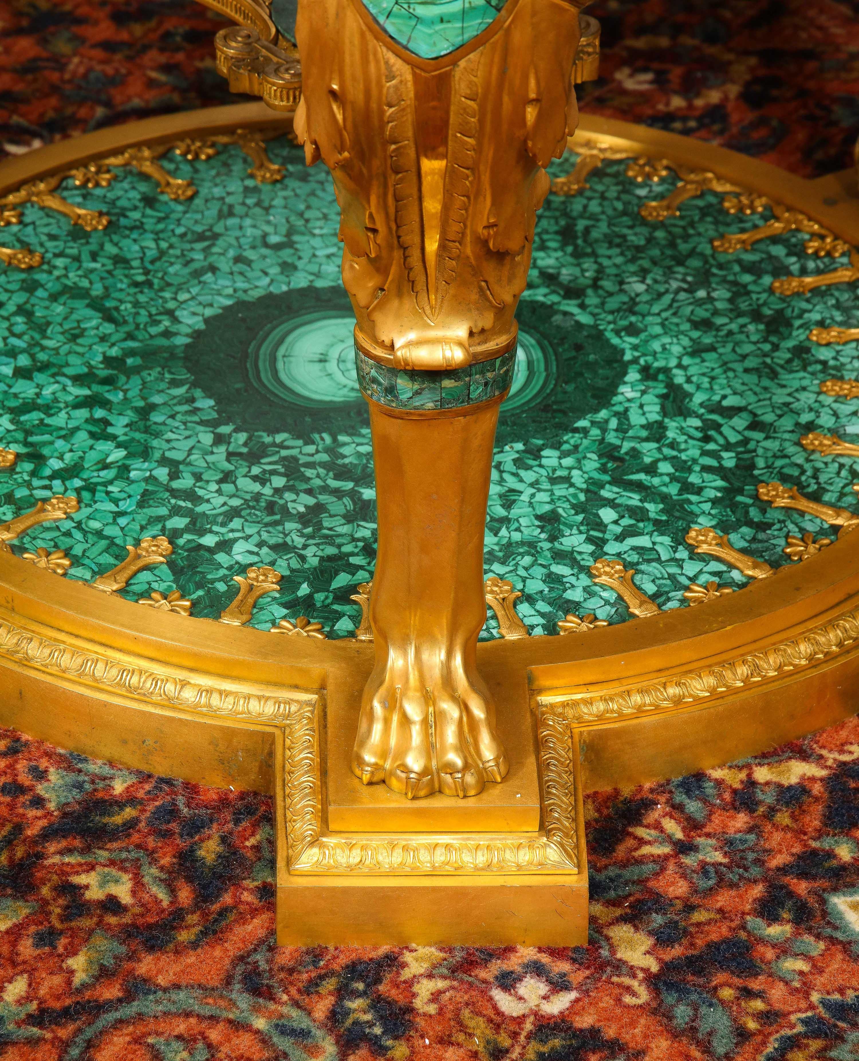 20ième siècle Grande et impressionnante table centrale de style Empire en bronze doré et malachite en vente