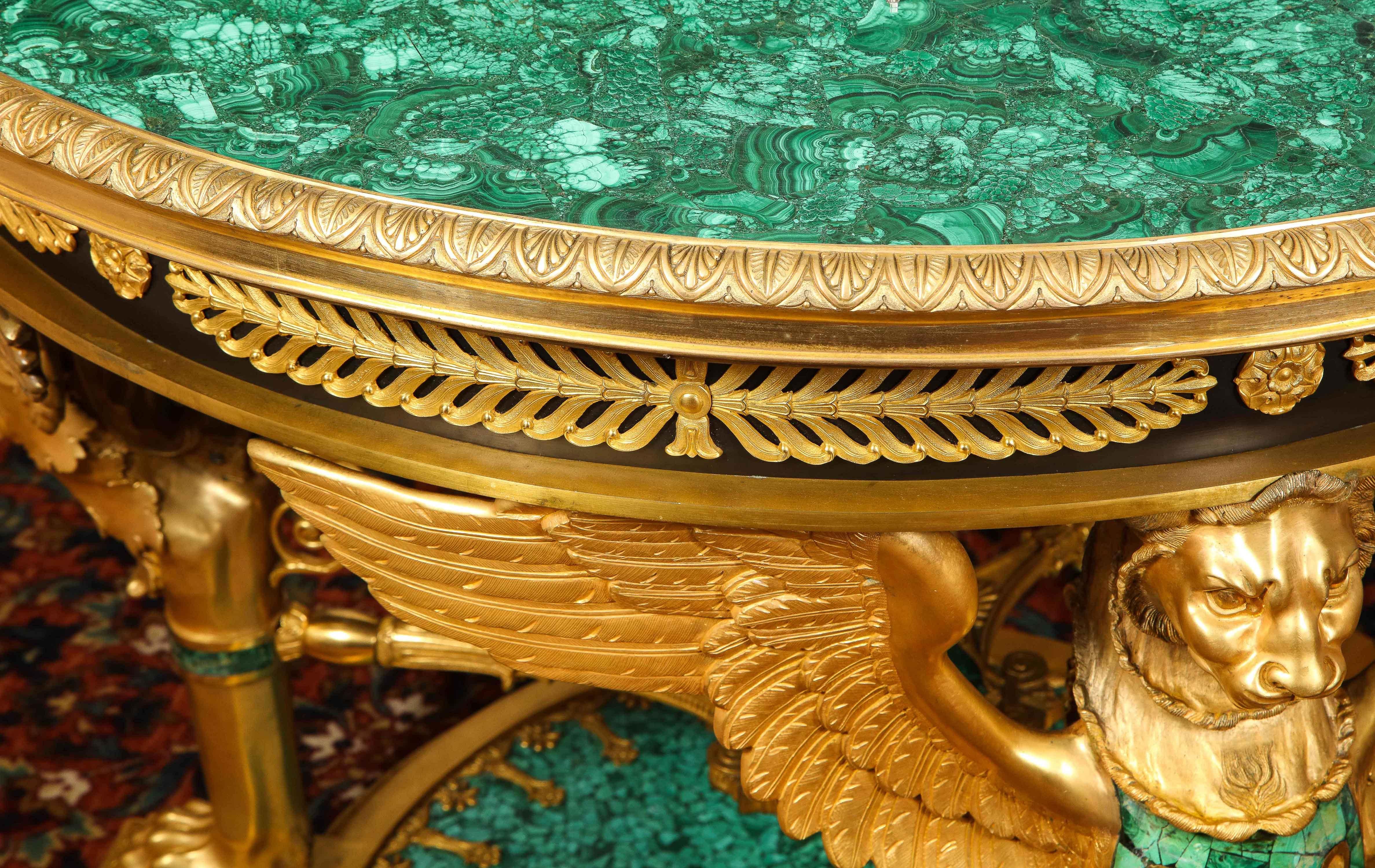 Ein beeindruckender und beeindruckender Mitteltisch im Empire-Stil aus Goldbronze und Malachit im Angebot 2