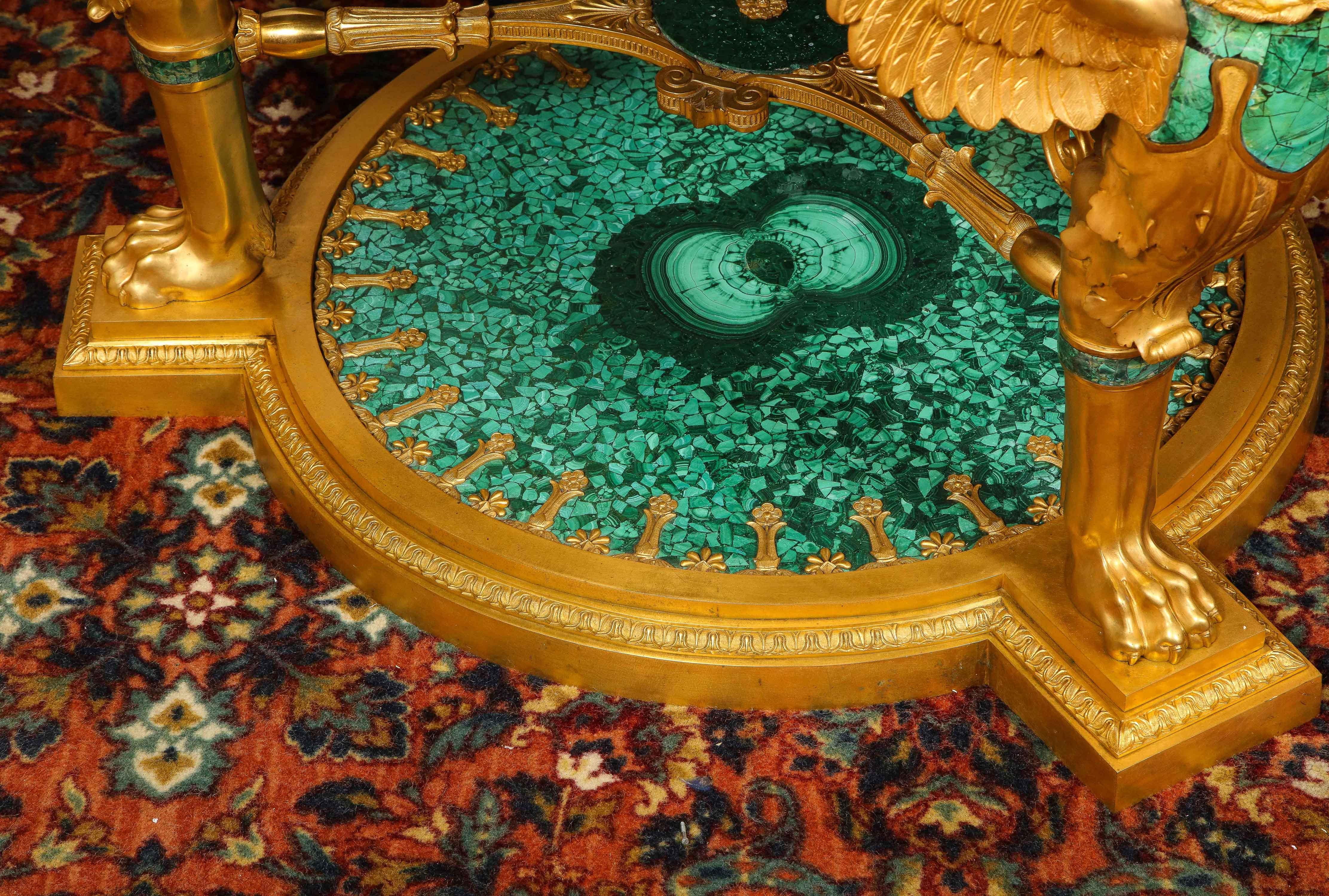 Grande et impressionnante table centrale de style Empire en bronze doré et malachite en vente 1