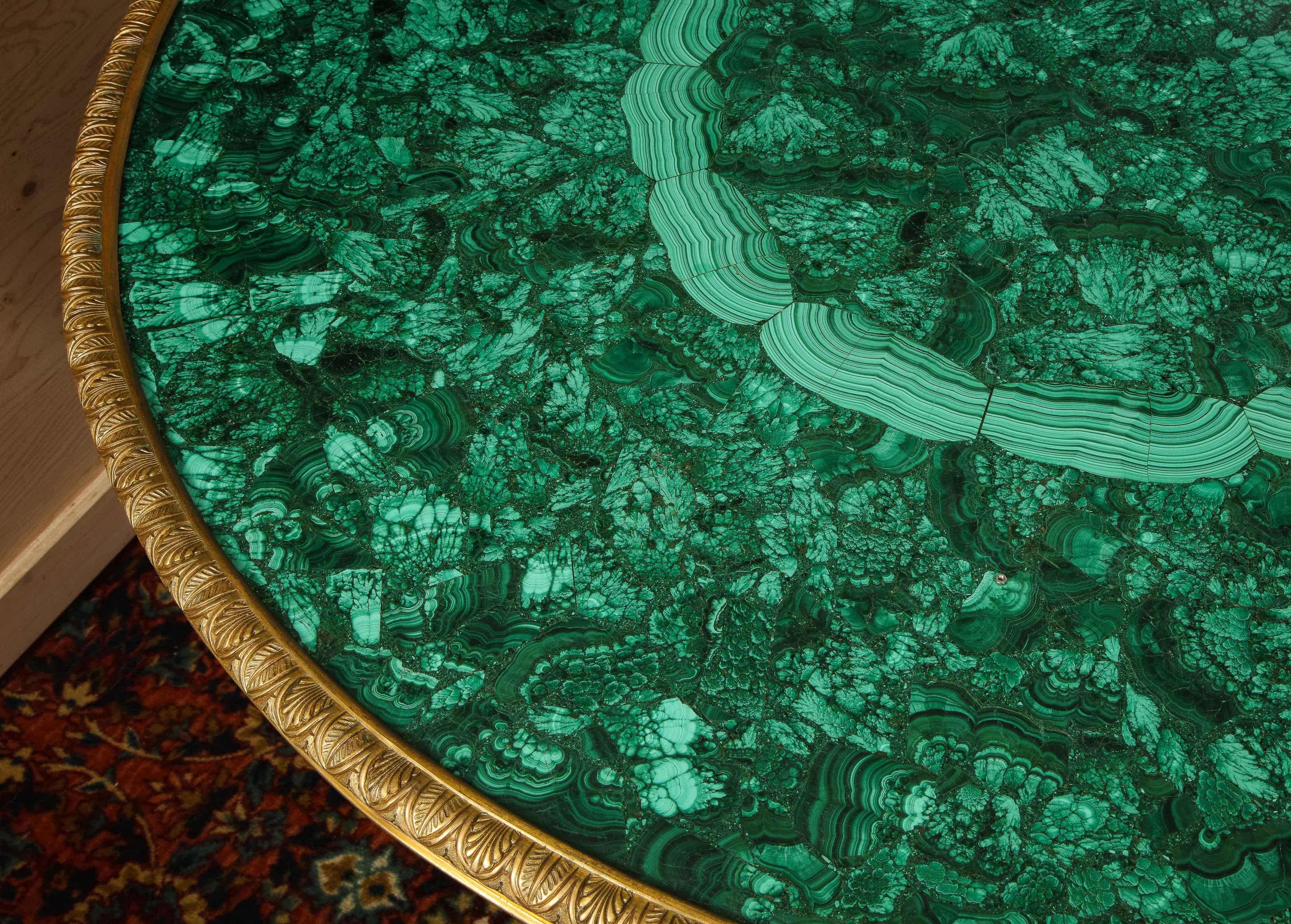 Grande et impressionnante table centrale de style Empire en bronze doré et malachite en vente 2