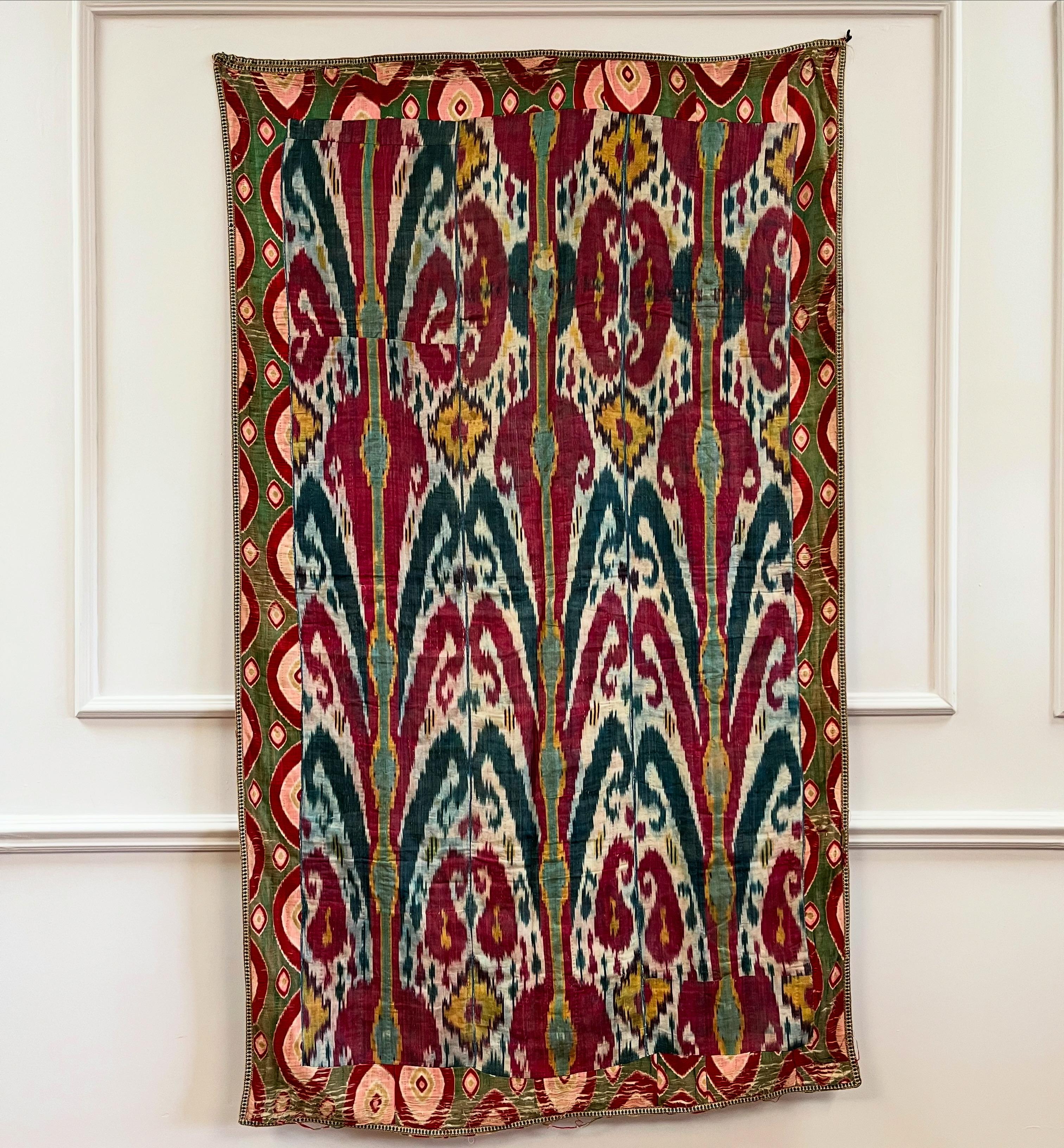 Un très grand Ikat ouzbek, décoré d'ocre rouge, vert et jaune, de motifs floraux avec une bordure exceptionnelle de vert, rouge et rose, et soutenu par un coton rayé français.

Elle peut être montée sur demande. 

Ouzbékistan, fin du XIXe siècle

H