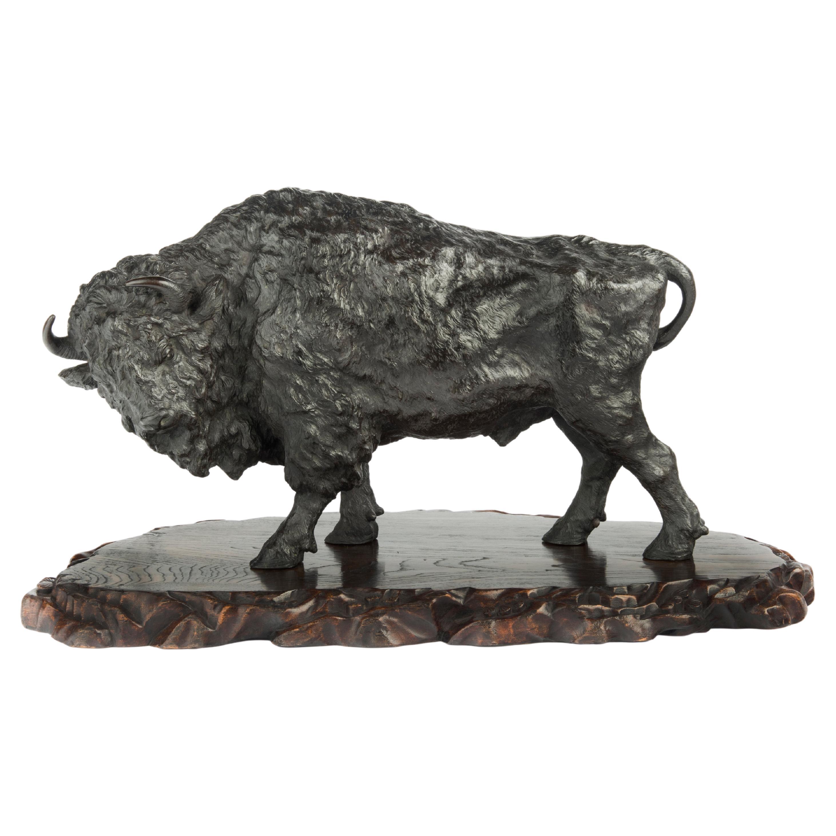 Un grand et impressionnant bison en bronze de la période Meiji par Sano Takachika pour Kakuh