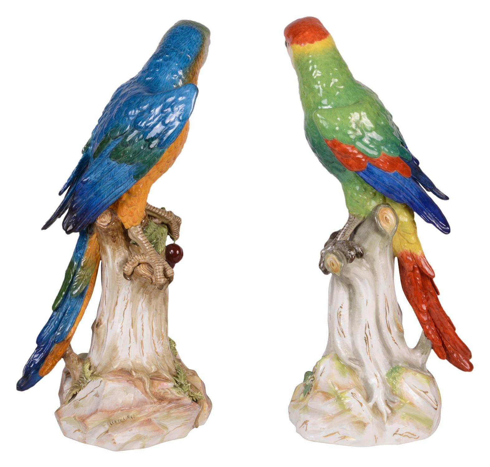 Peint à la main Grande et impressionnante paire de perroquets de Meissen, datant d'environ 1890, 43 cm de haut en vente