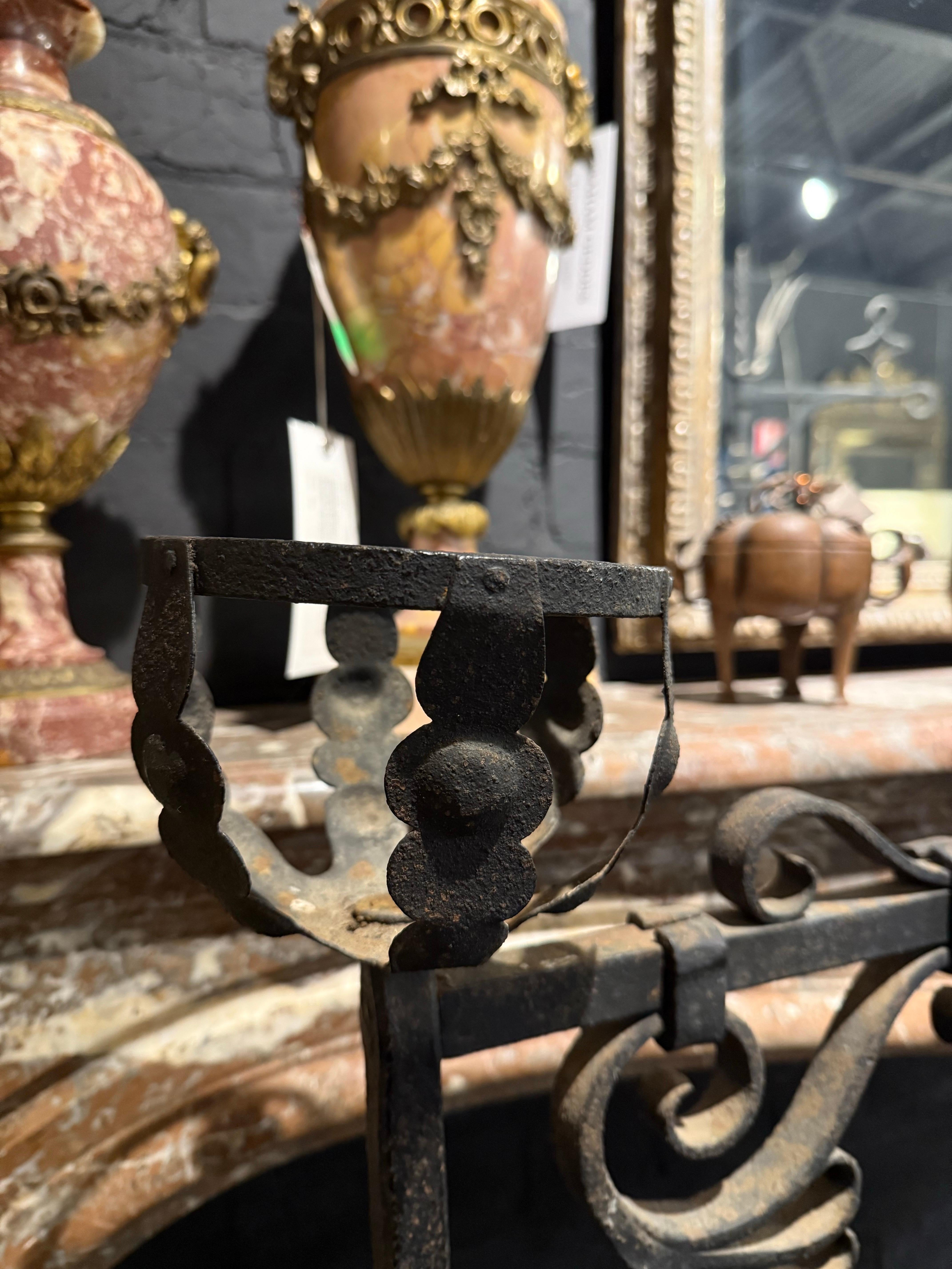 Fino al XVIII secolo Grande e imponente candeliere spagnolo in ferro battuto, XVIII secolo in vendita