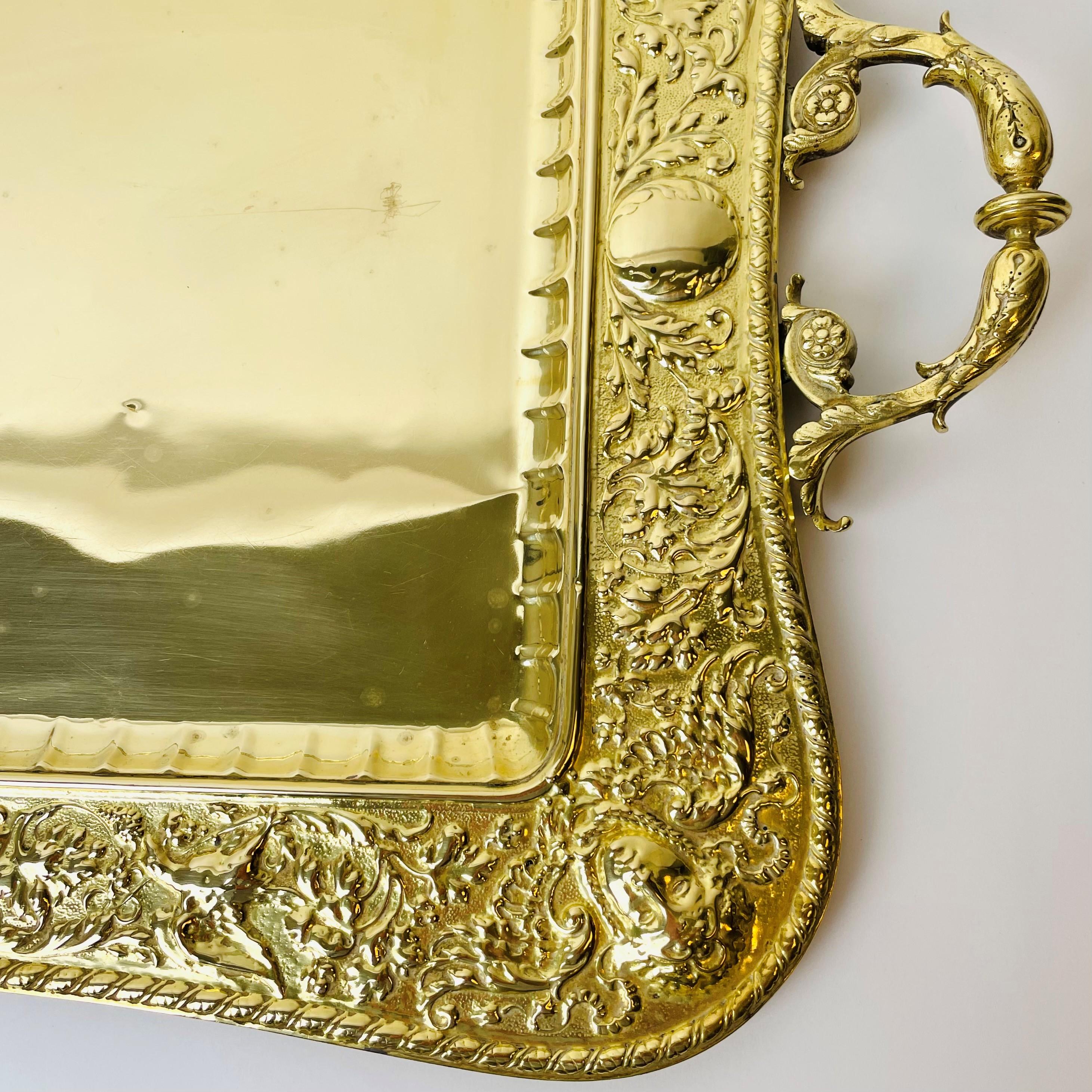 A large and magnificent brass Serving Tray from late 19th Century In Good Condition For Sale In Knivsta, SE