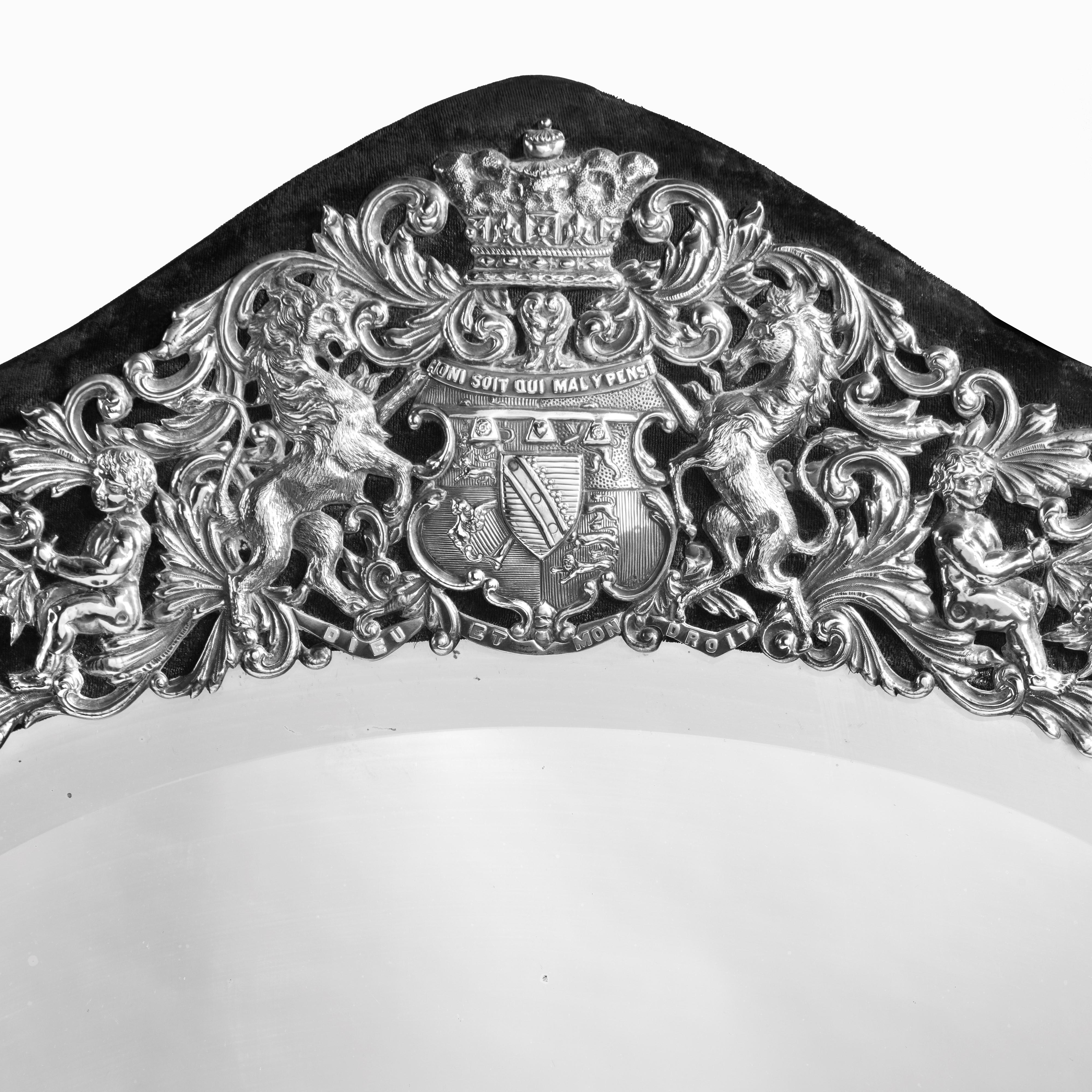 Grand miroir de table en argent orné, cadeau de mariage royal en vente 4