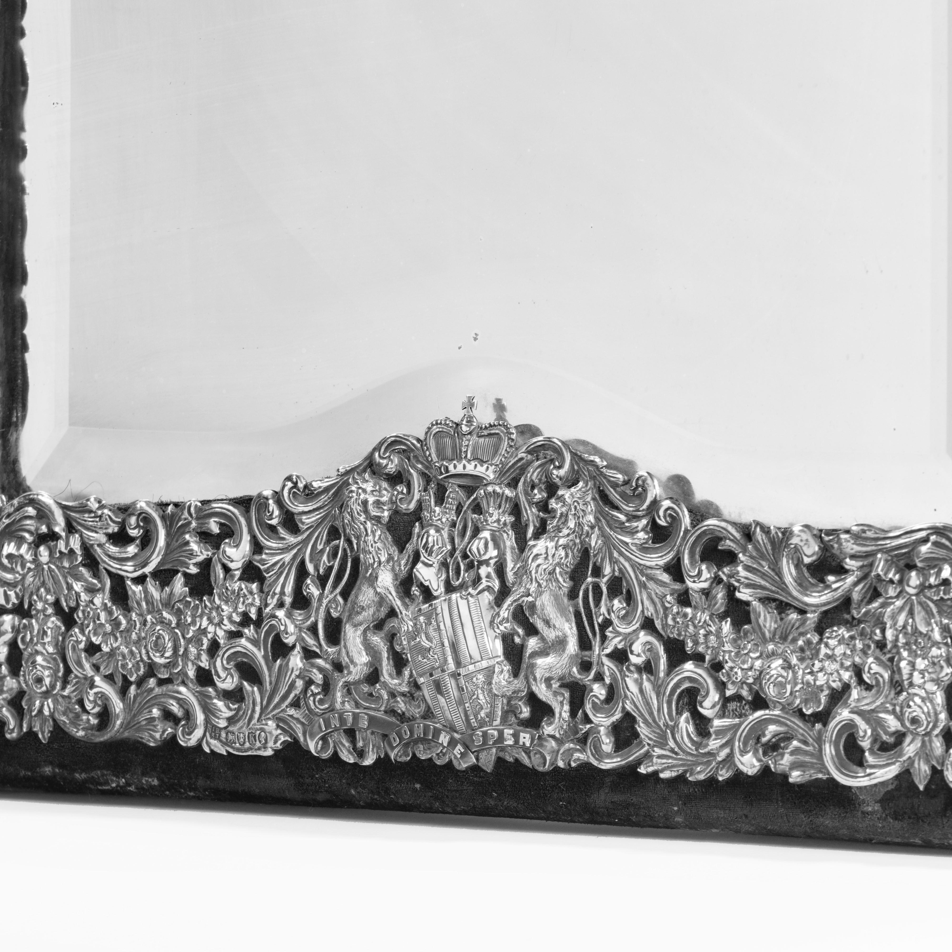 Grand miroir de table en argent orné, cadeau de mariage royal Excellent état - En vente à Lymington, Hampshire