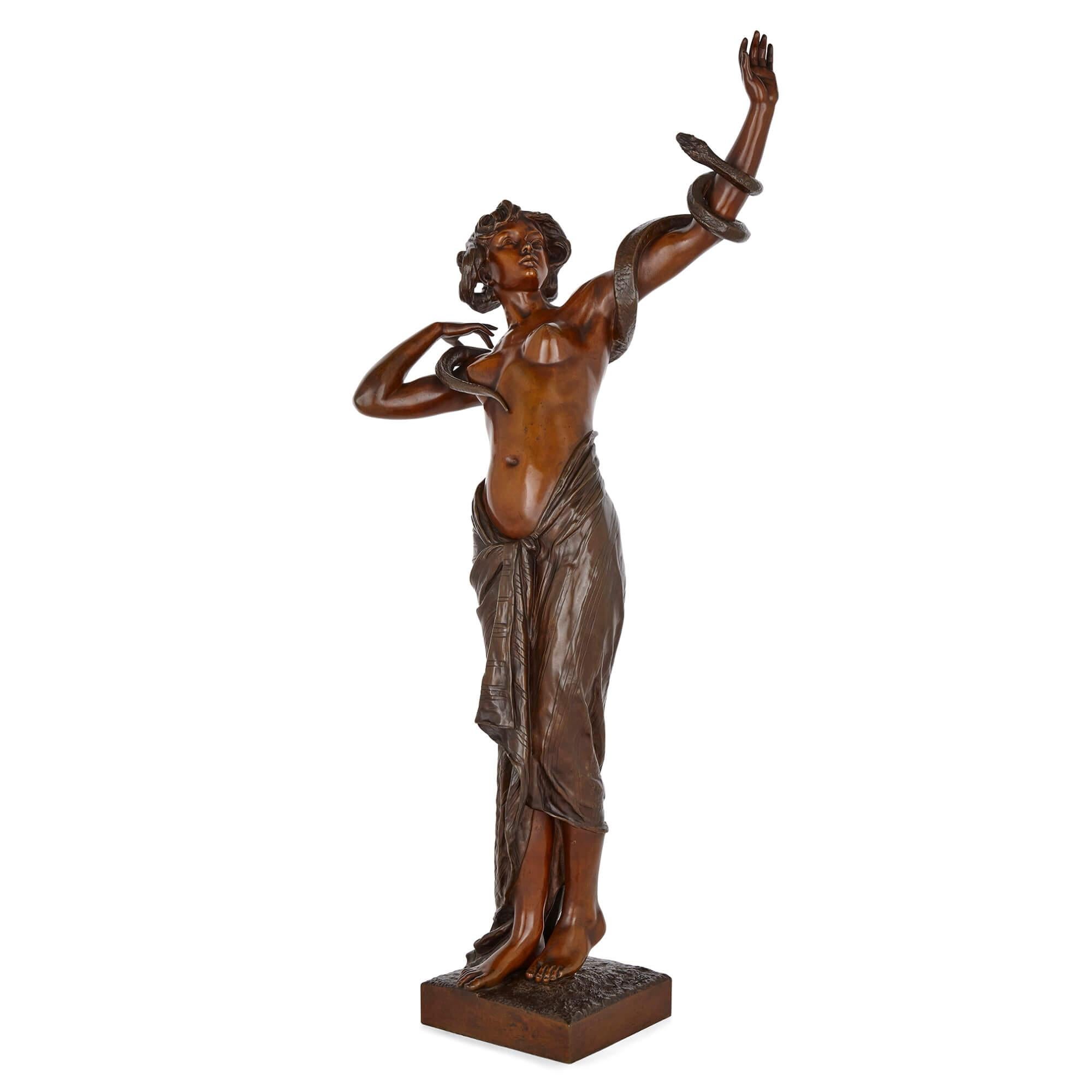 Una grande e rara figura femminile in bronzo di Goldscheider
Austriaco, fine del XIX secolo
Misure: Altezza 85cm, larghezza 38cm, 25cm

Di grandi dimensioni e ancora più rara per essere stata fusa in bronzo, questa superba figura femminile è